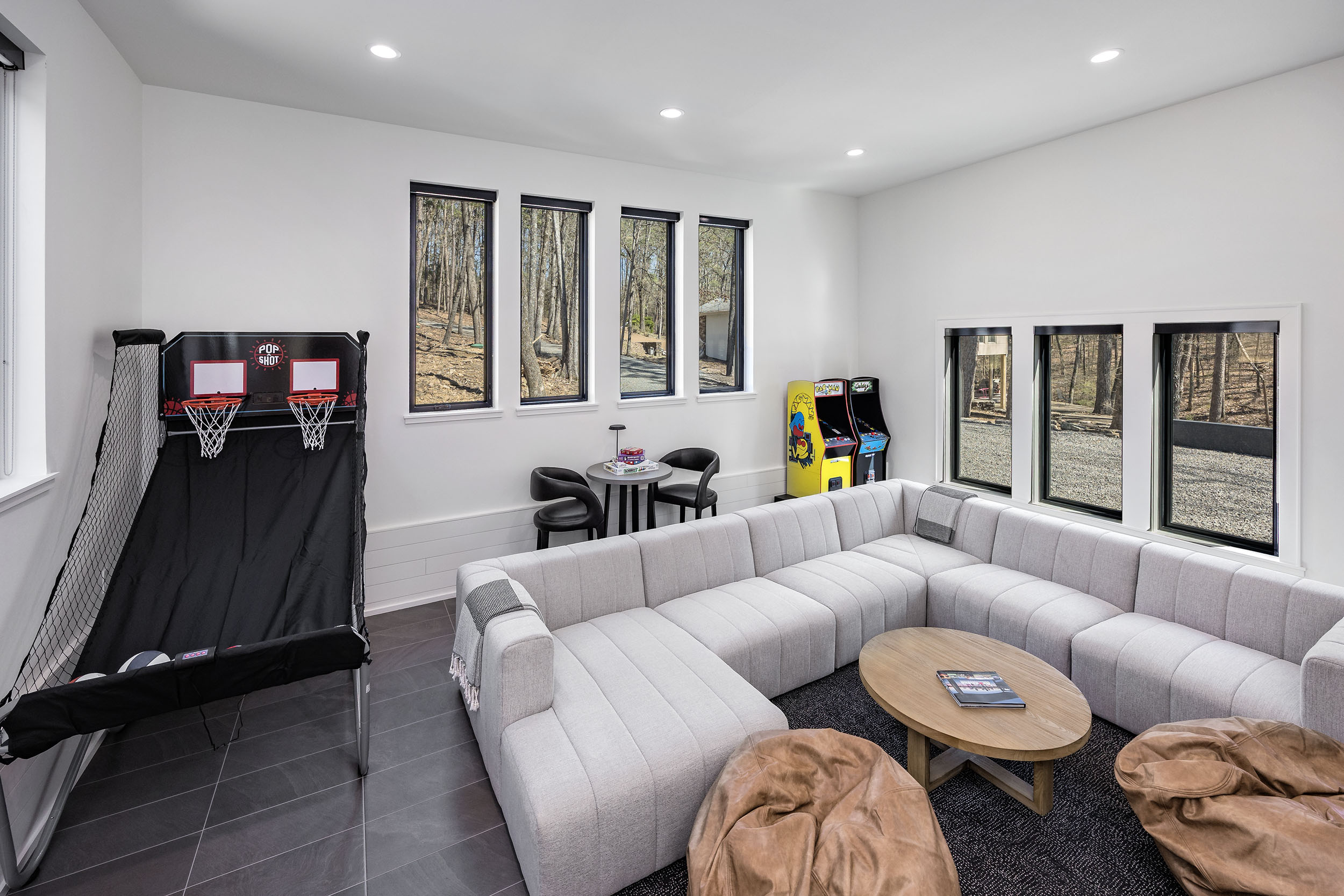 Lounge, laugh, and unwind in this expansive entertainment space with arcade machines, games, and room for the whole crew. 