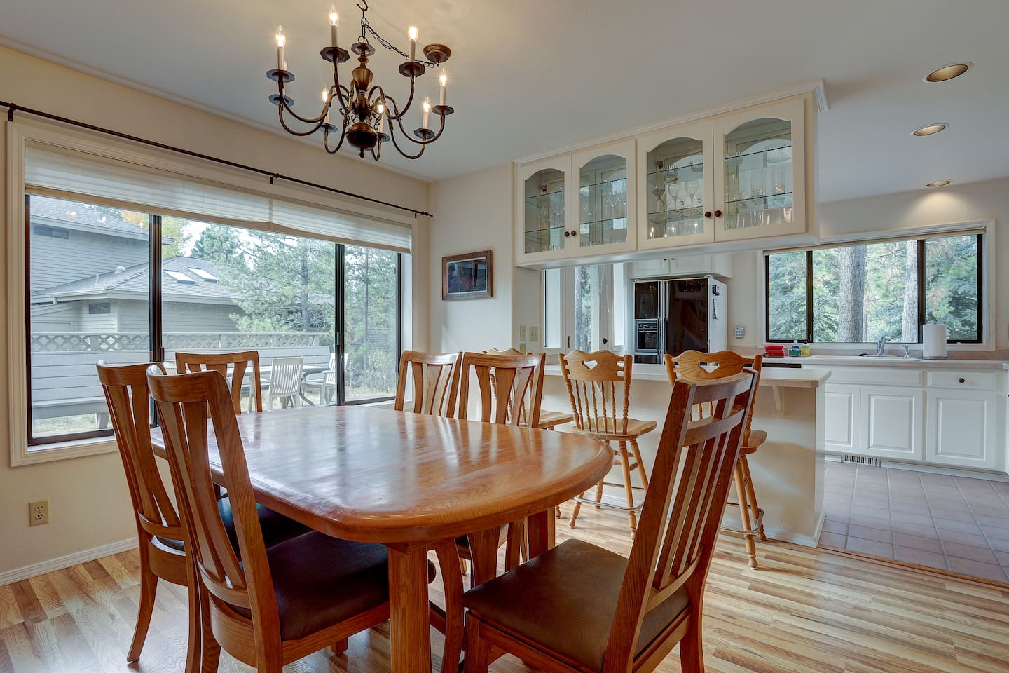 Plenty of space for everyone (2 extra leaves for the table can also be found along with 2 additional chairs). 