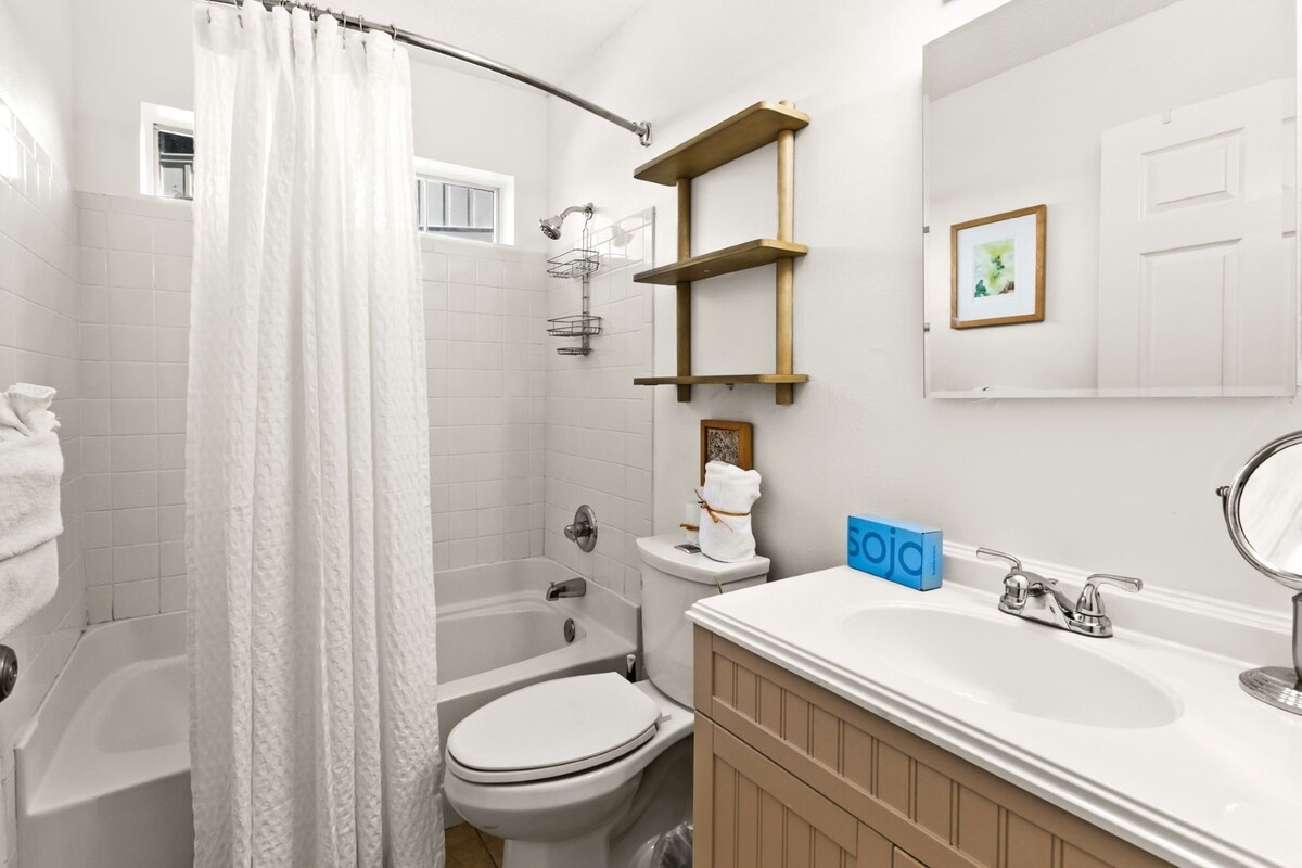 Guest bathroom with a shower/tub combo