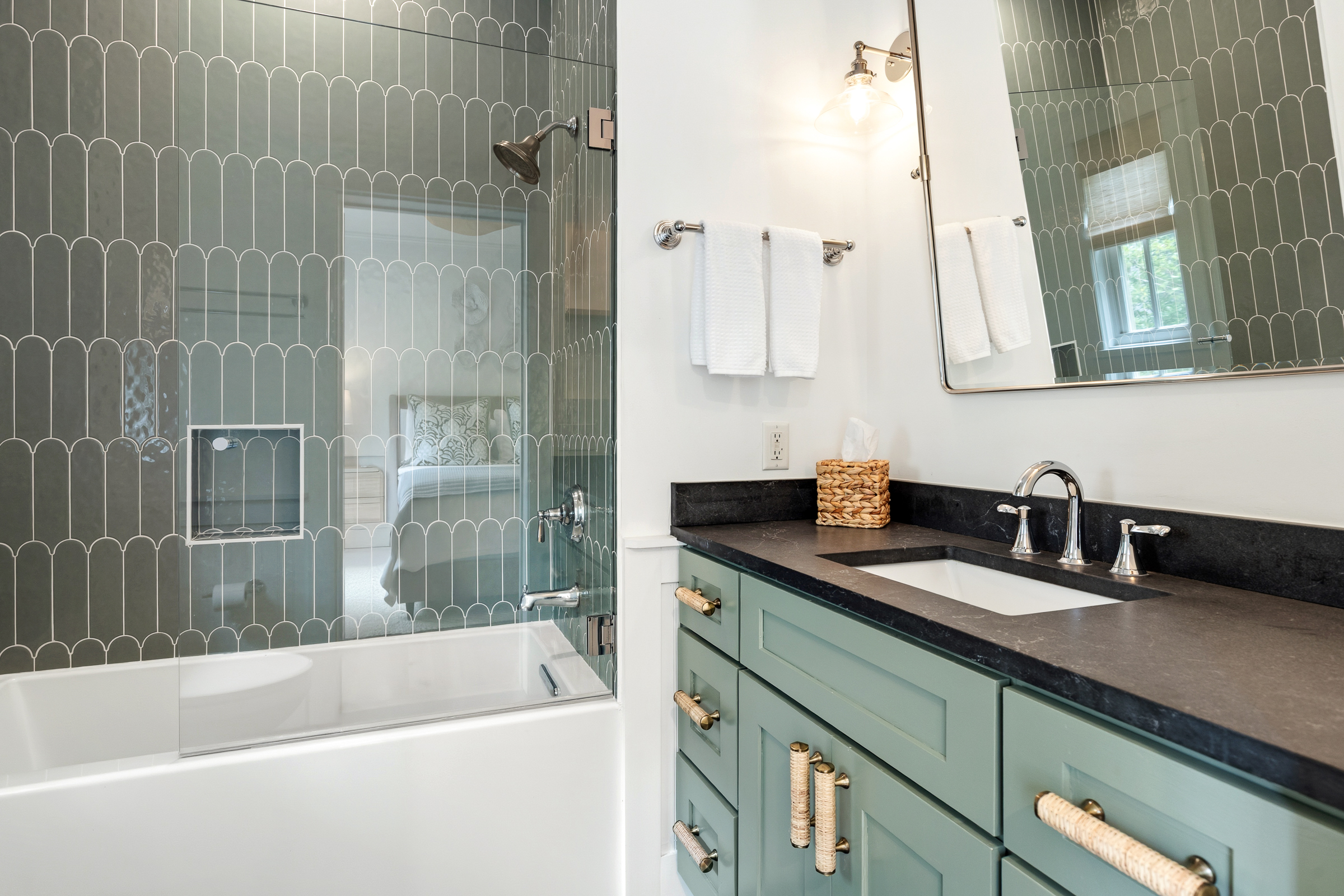 Downstairs Queen En Suite- Bathtub/Shower