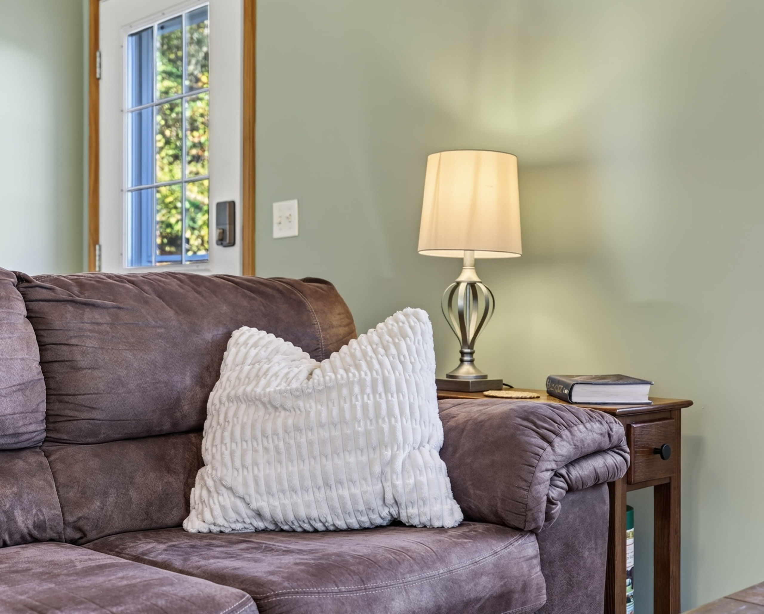 Lots of side tables and lamps for enjoying a beverage, or reading.