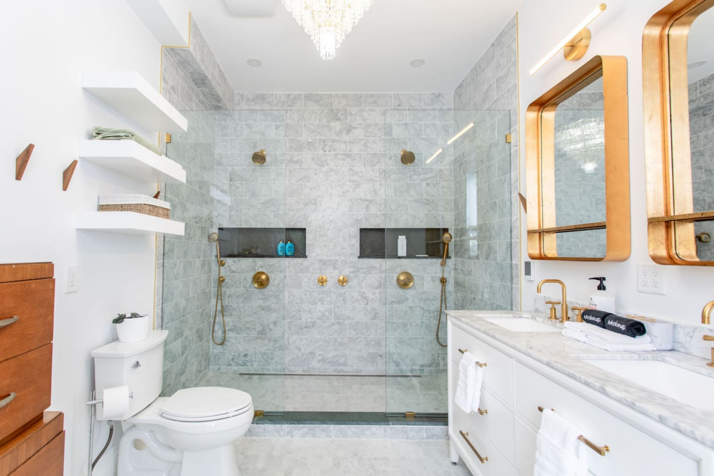 View of the Full Bathroom.