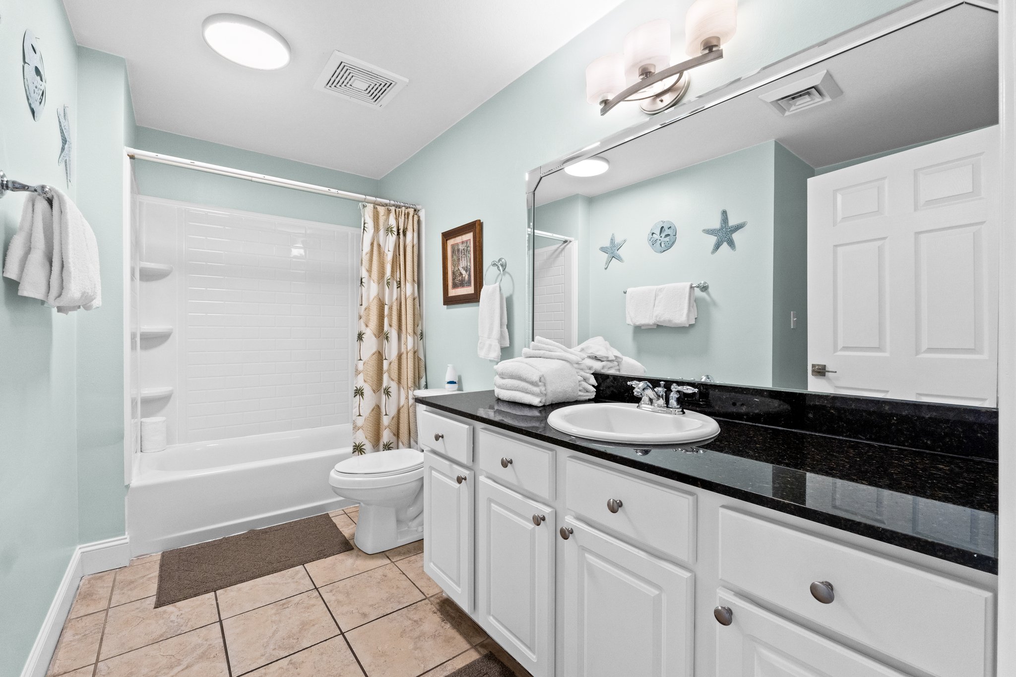 Hallway bathroom, granite, upgraded tub/shower