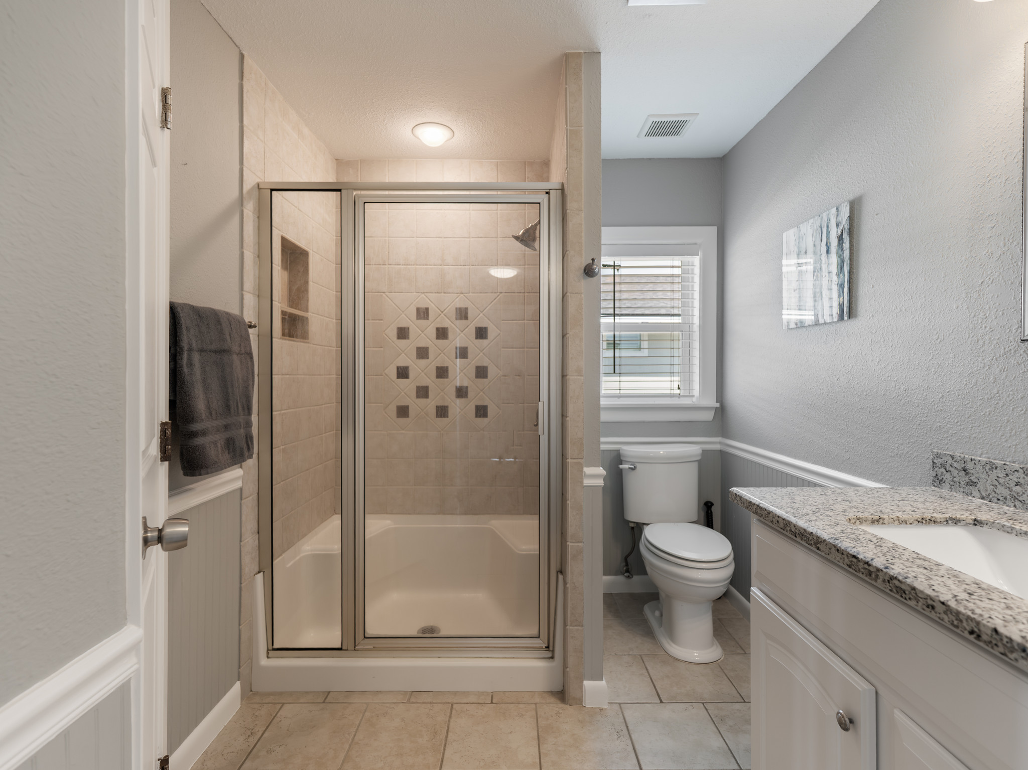 Main Restroom (upstairs)