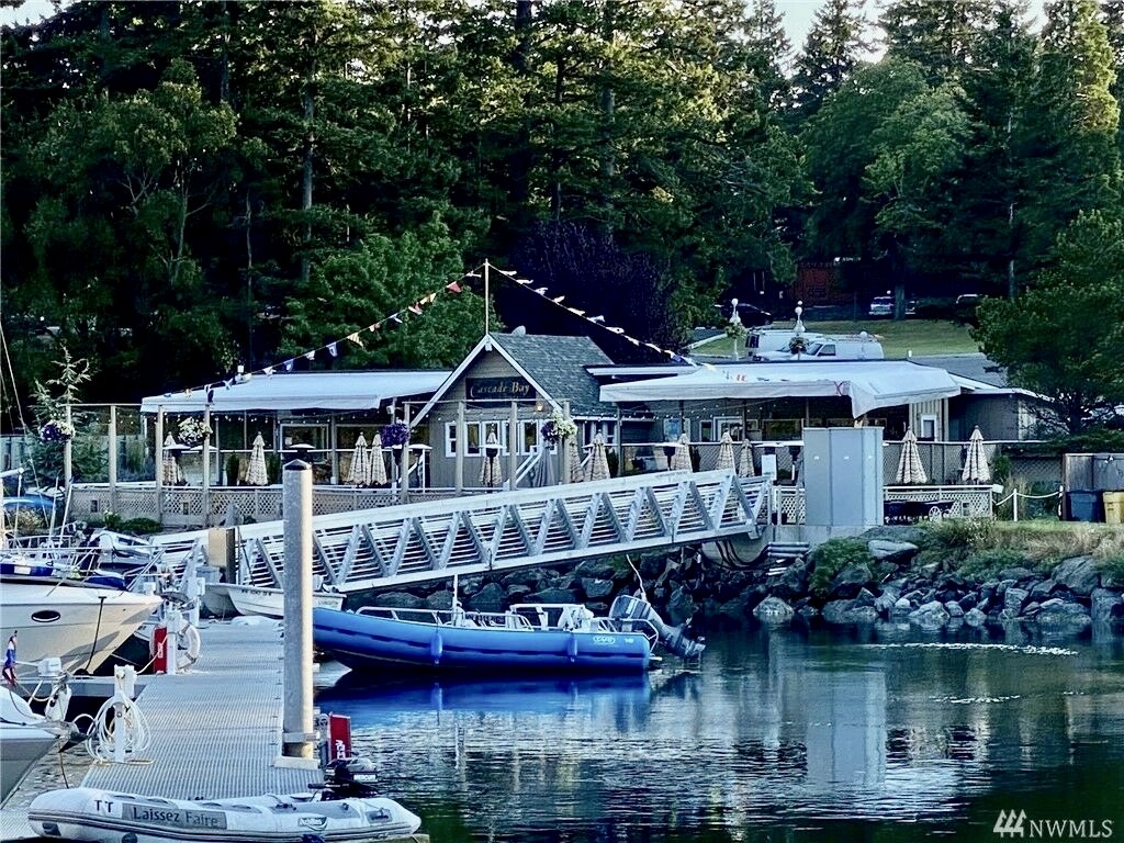 Cascade Bay Bar & Grill in the Summer