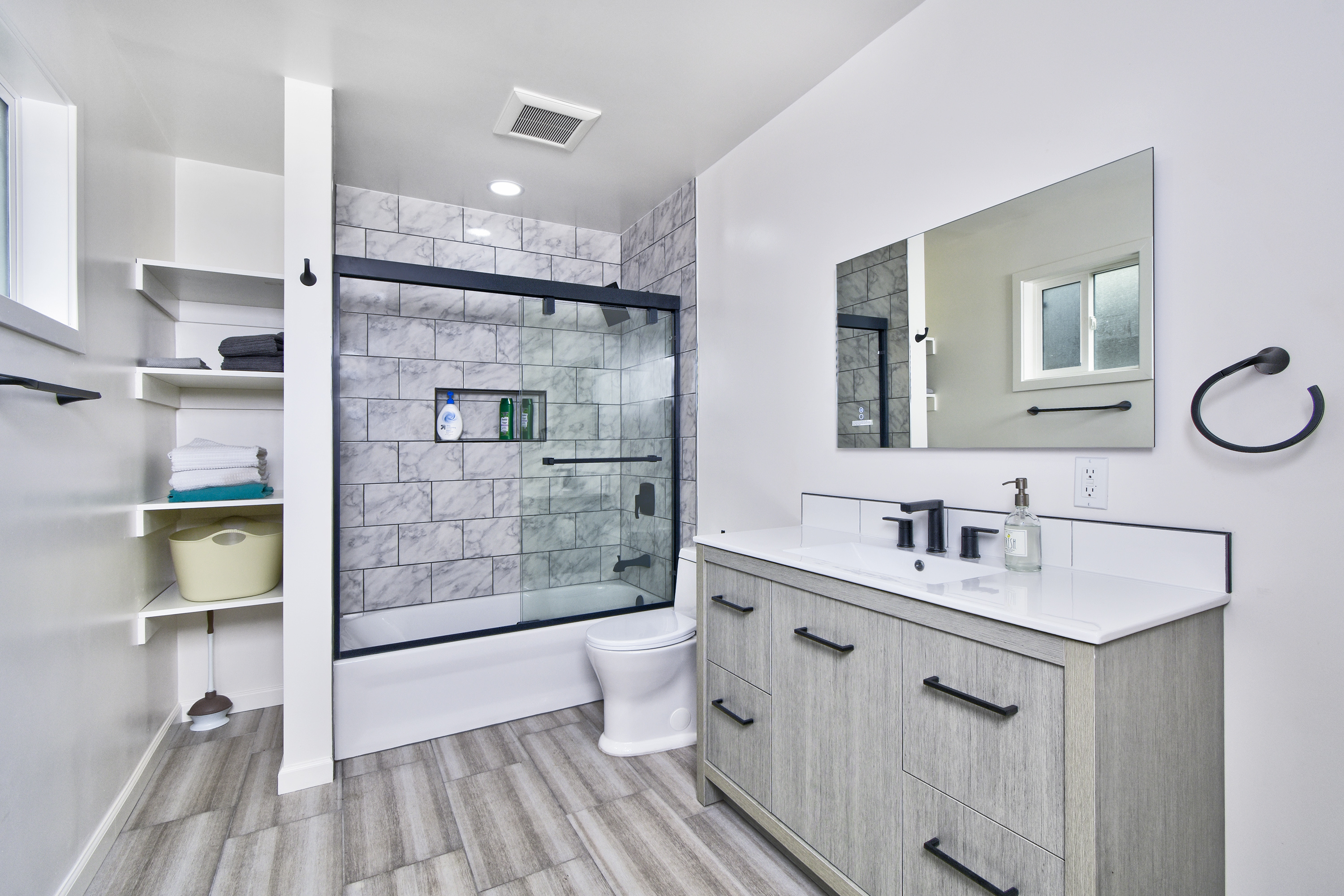 04-1362-shortridge-unit-b-jadu-bathroom-with-marble-tile-shower