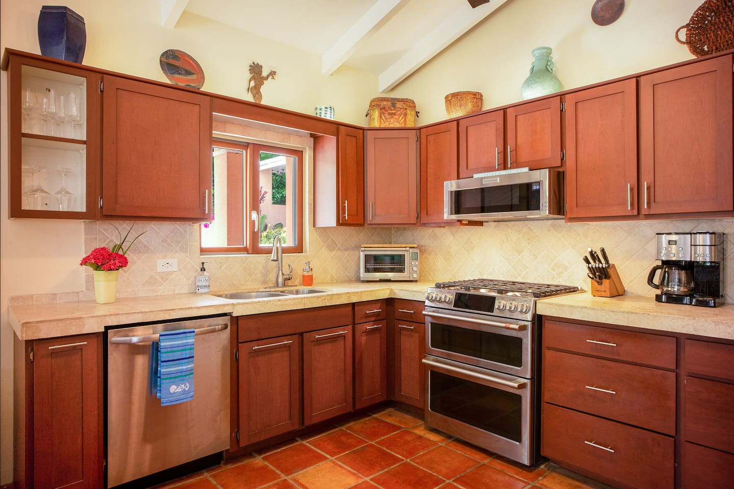 Kitchen (angle 2)