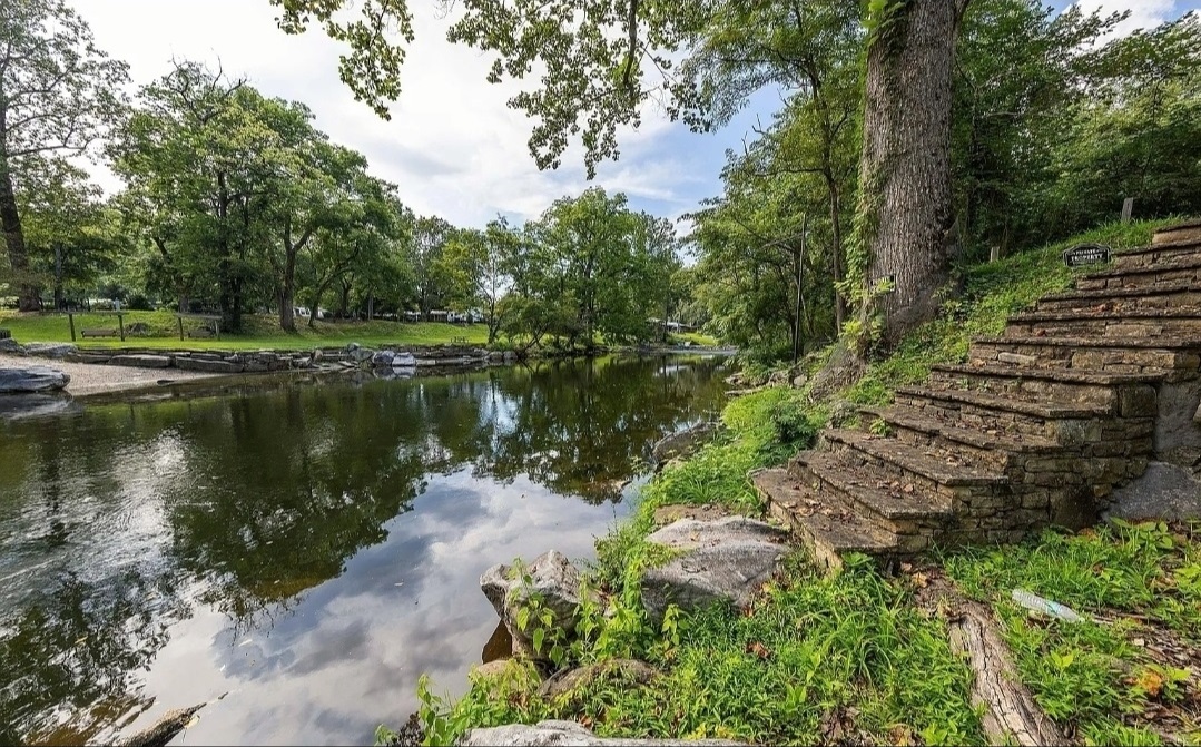 The neighborhoods river access