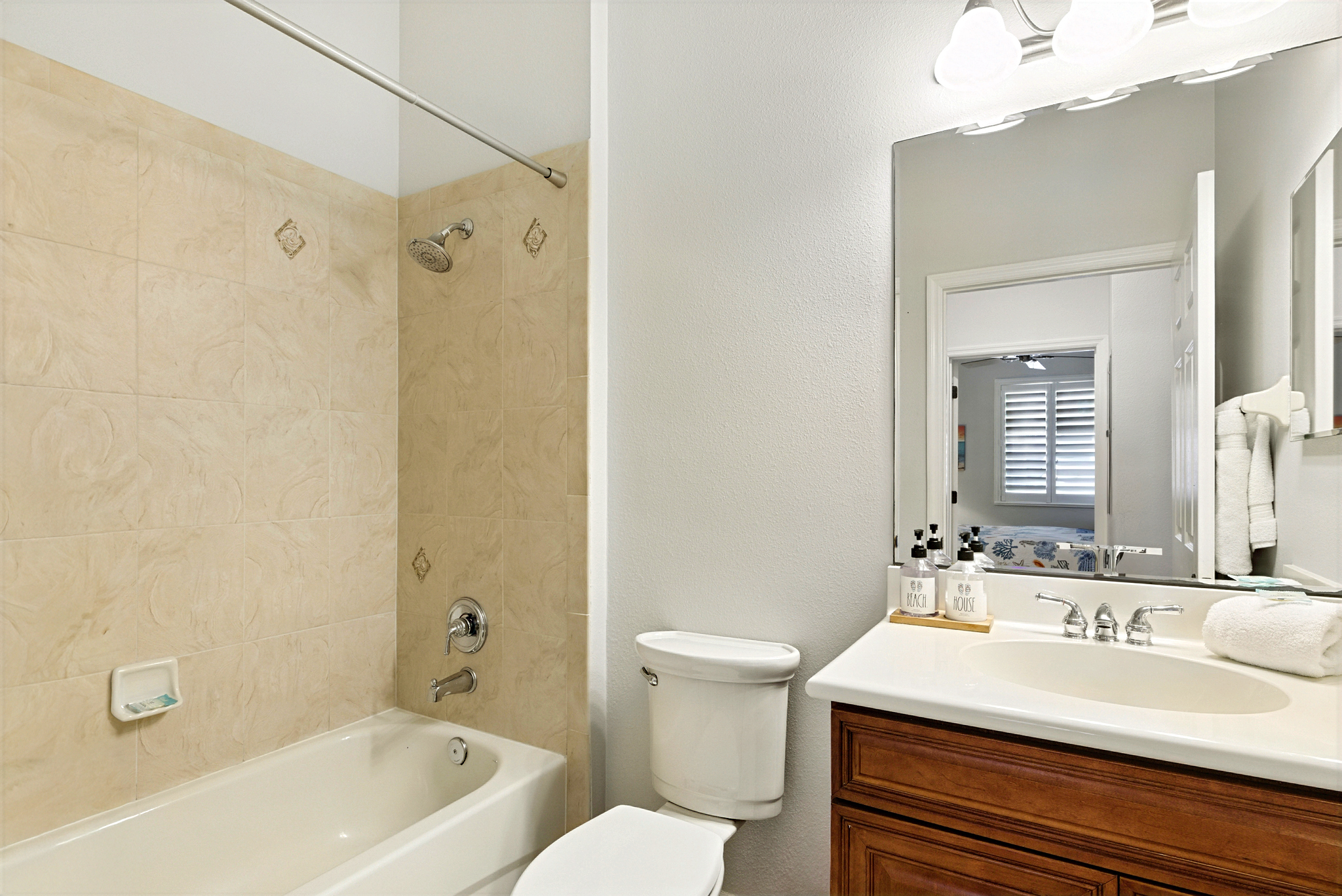 🛁🚿 Clean, bright, and ready for a reset—this full bath features a tub/shower combo, fresh towels, and a roomy vanity stocked with beachy essentials for an easy start (or finish) to your day. ✨🧼
