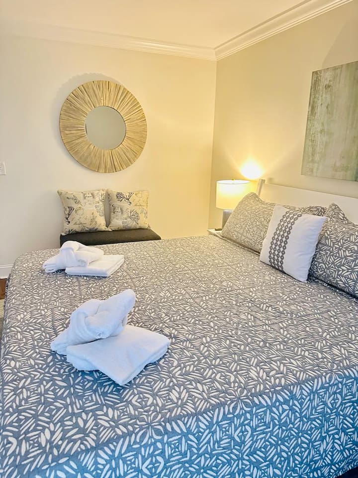 Fresh towels on the bed
