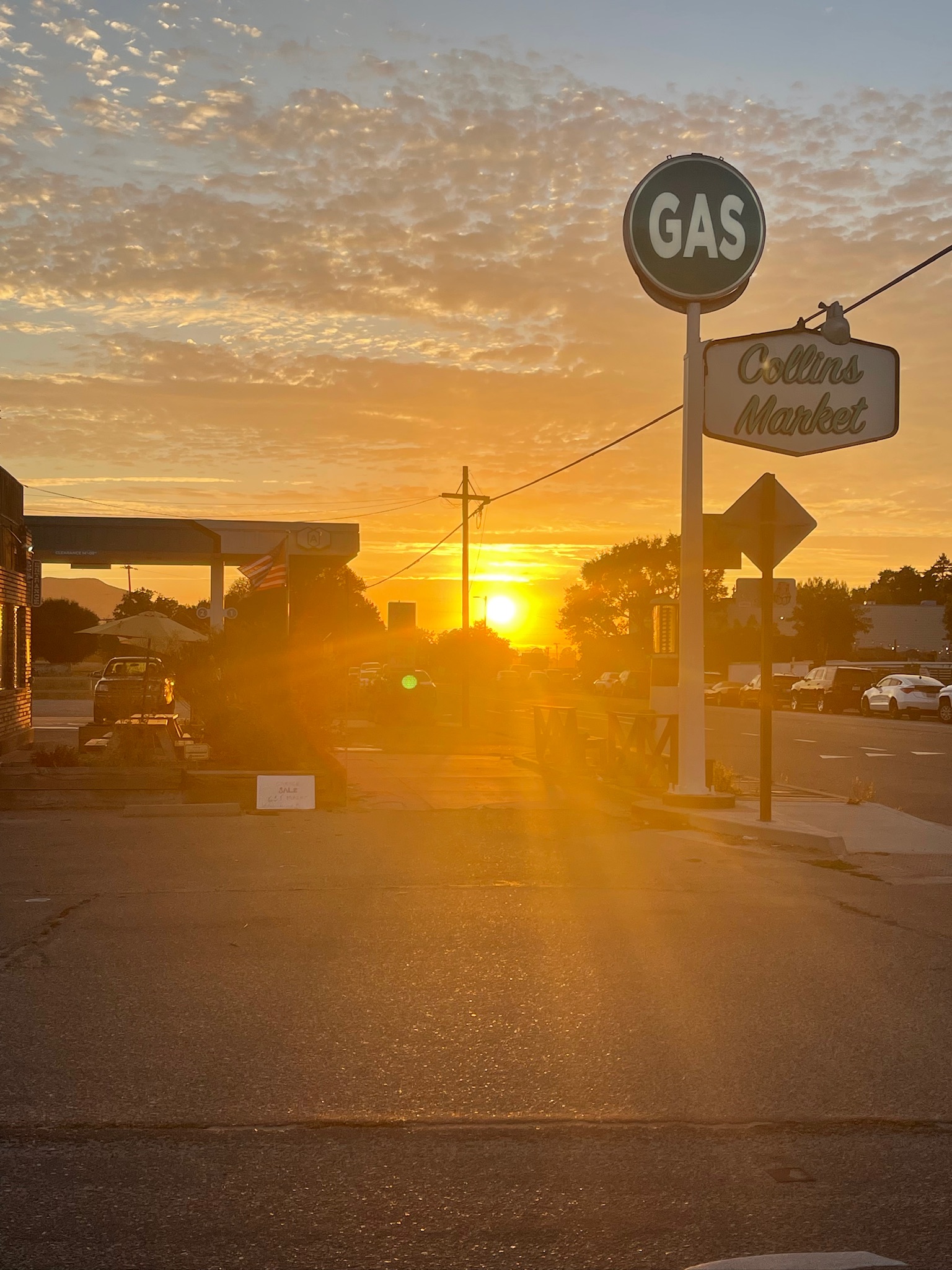 Just one block from Heritage House, Bell Street glows at sunset—and the whole town is yours on foot. Wander among tasting rooms, acclaimed restaurants, antiques and old-school landmarks in a tiny pioneer town with an outsized personality.