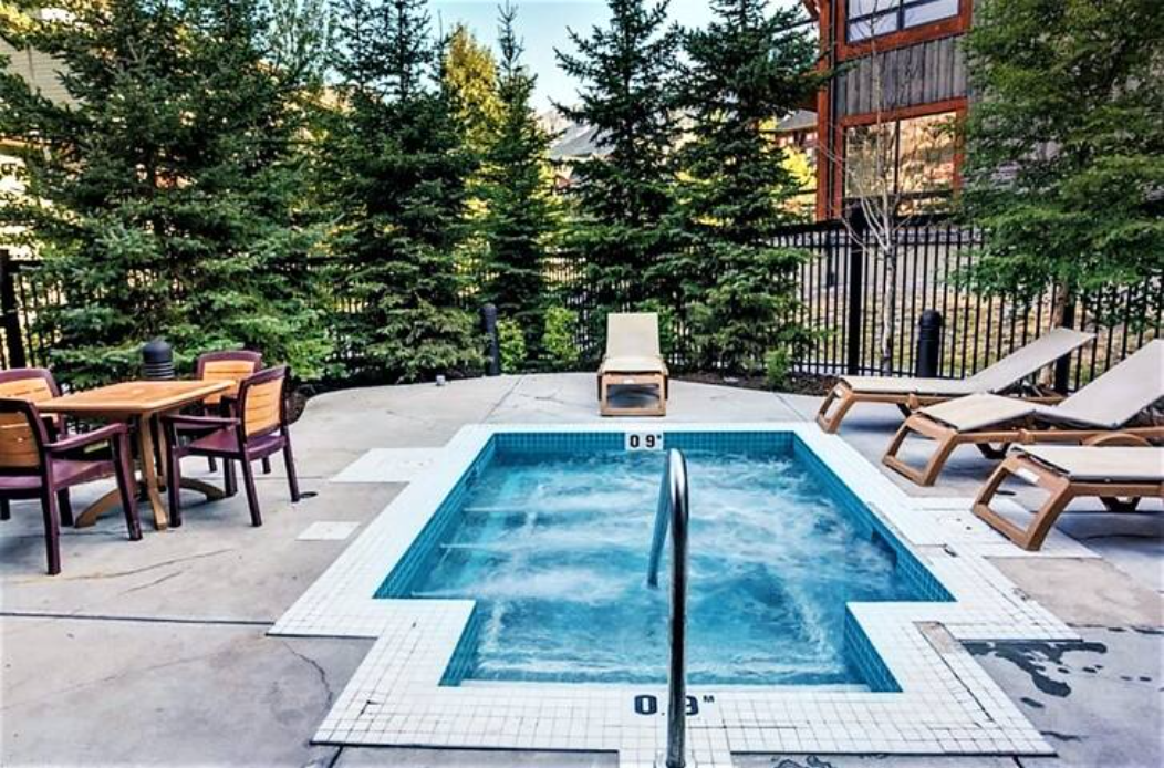 Grizzly Lodge Hot Tub (our favourite), just a walk down the stairs, without need to leave the building.