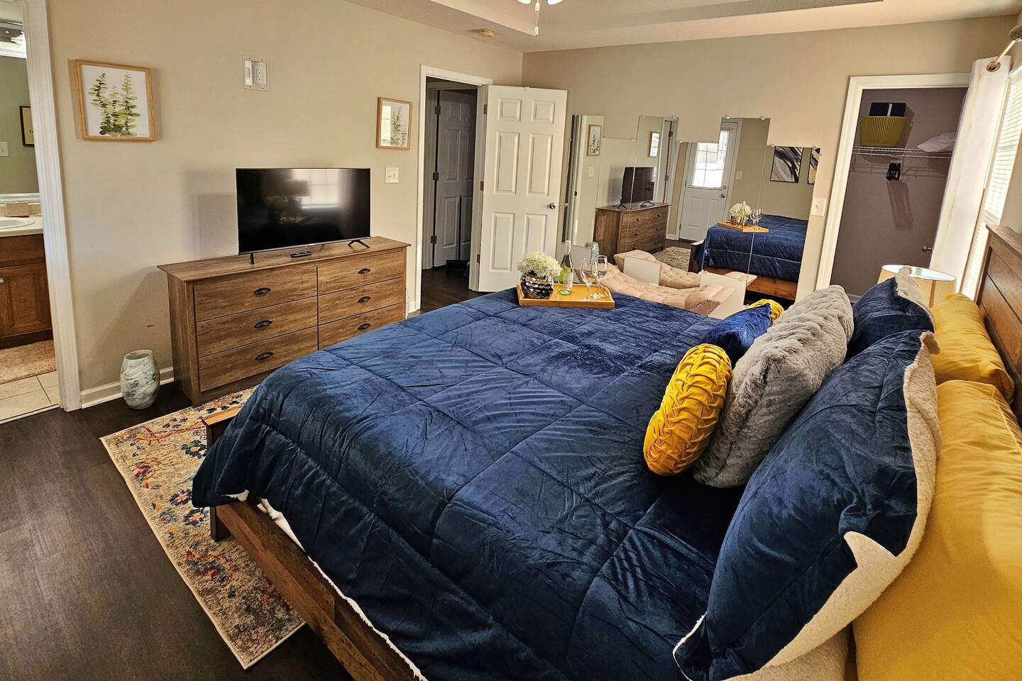 Enjoy the stunning mirror wall. Great for getting ready or just simply taking selfies. 