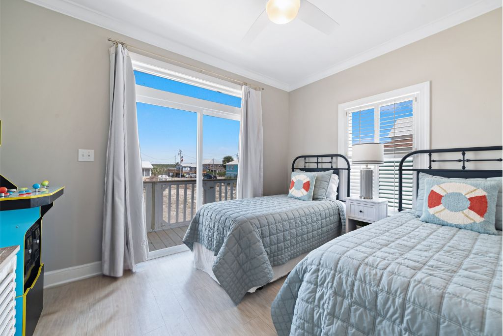 Step up your game while on vacay, complete with an arcade machine in the bedroom!