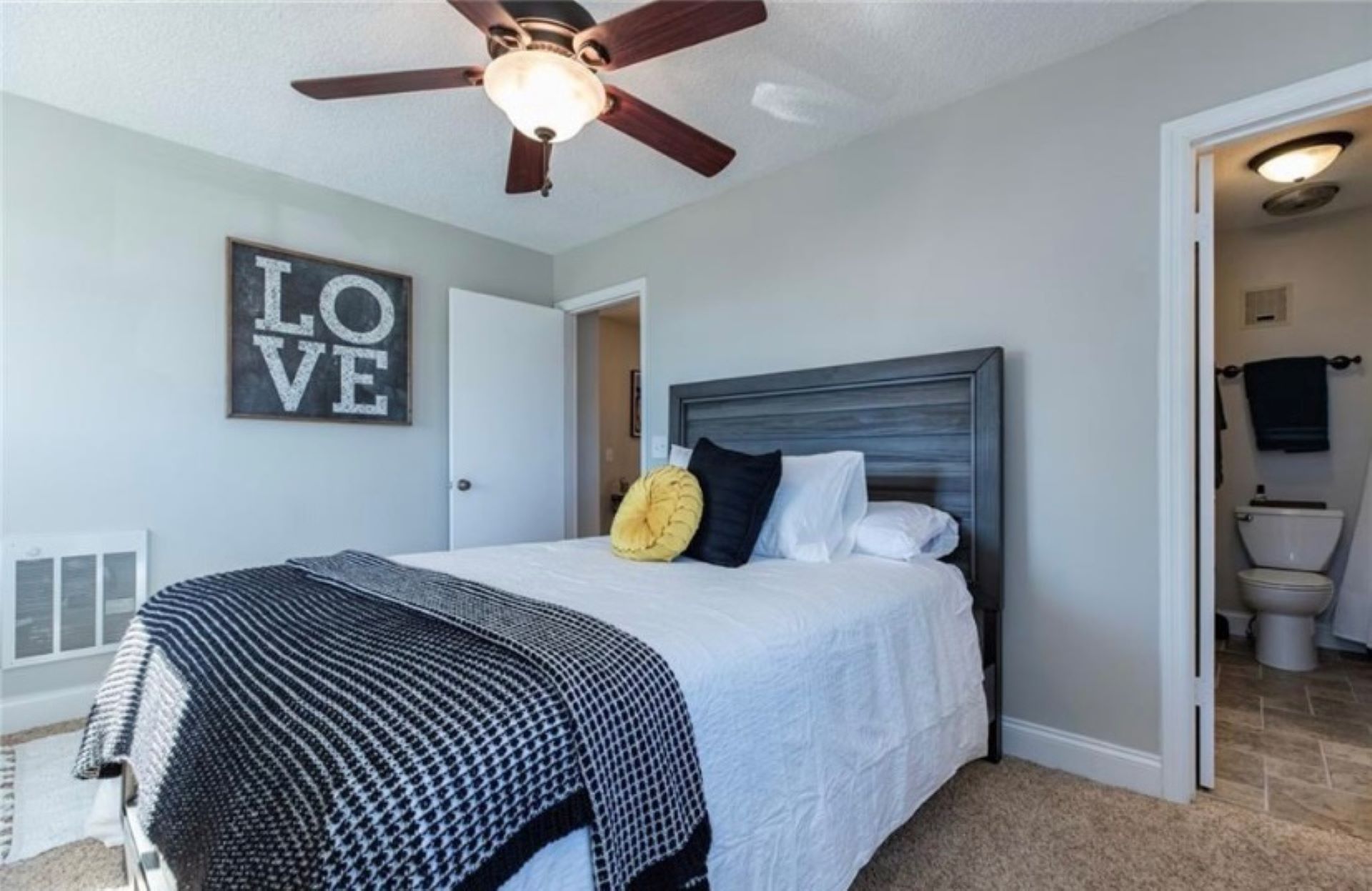 Queen sized bed with closet and en-suite