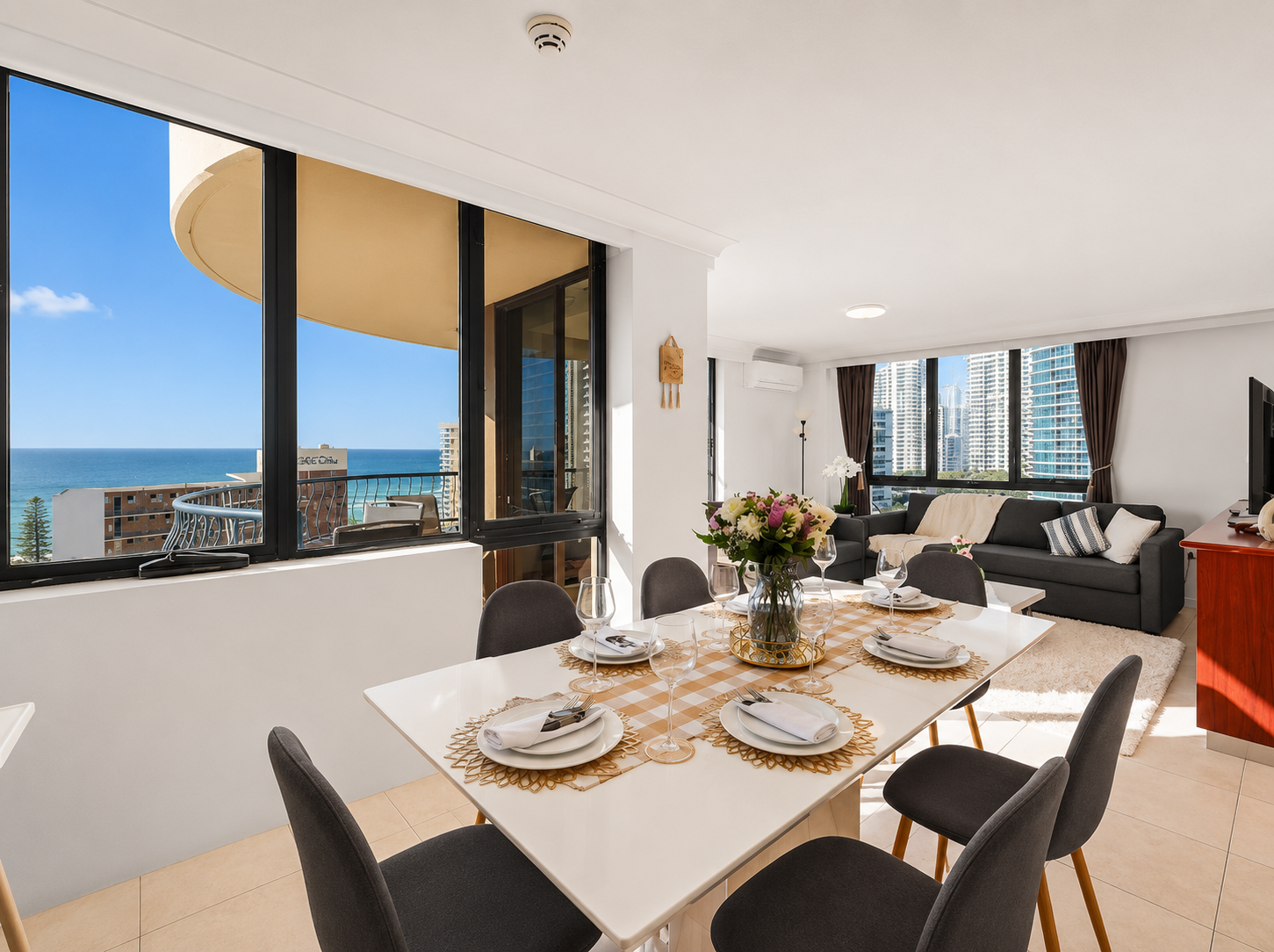 Robin's Oceanview Penthouse | 1 Min to Beach holiday home in surfers paradise
