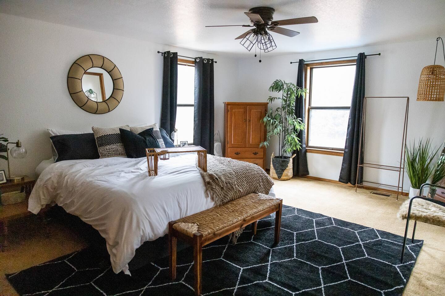 Master Bedroom (King Bed)