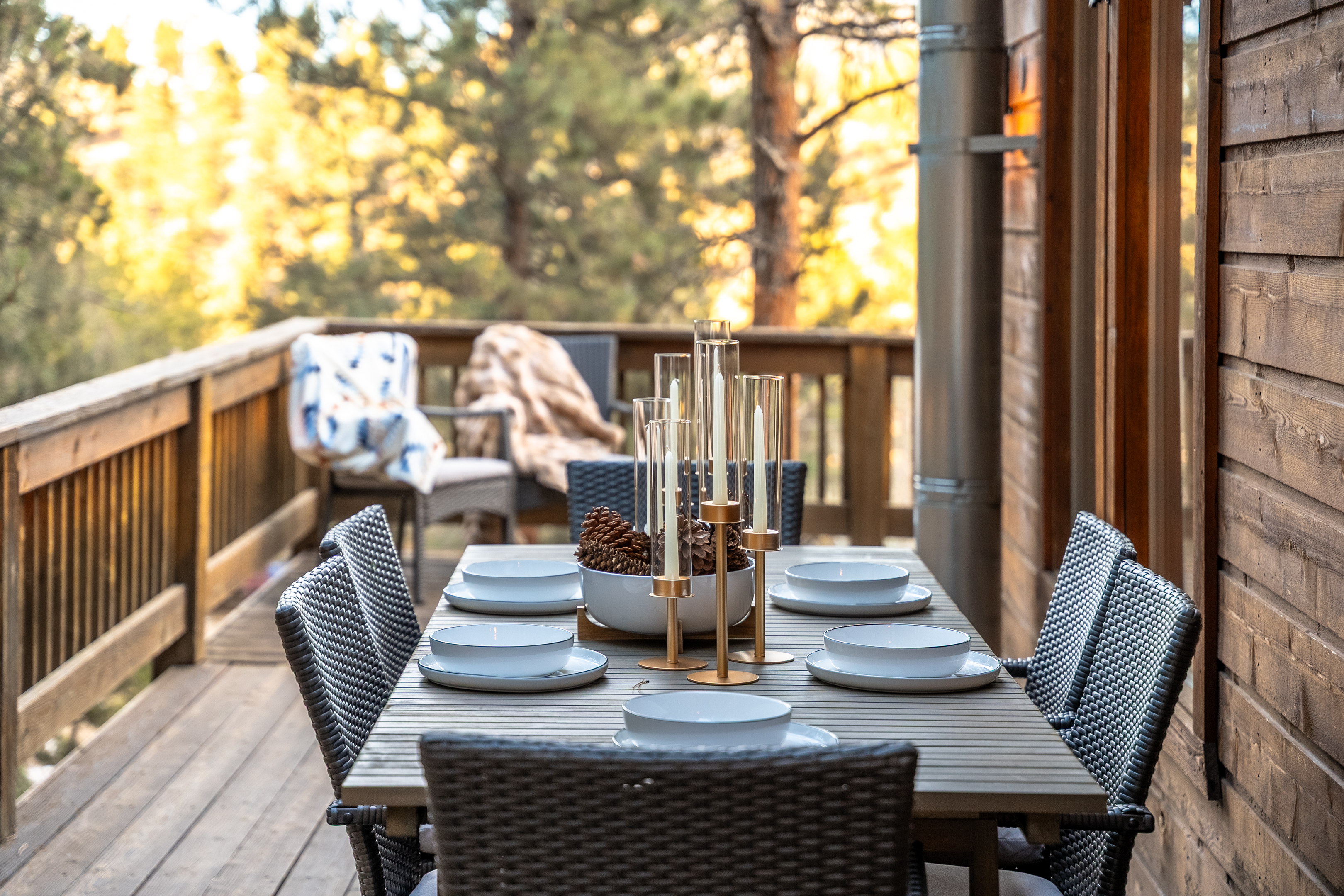🍽️🌲 Dine al fresco on the deck—set table, forest breeze, and golden-hour glow ✨ Perfect for family dinners, brunch, and post-hike meals in the pines 🌄