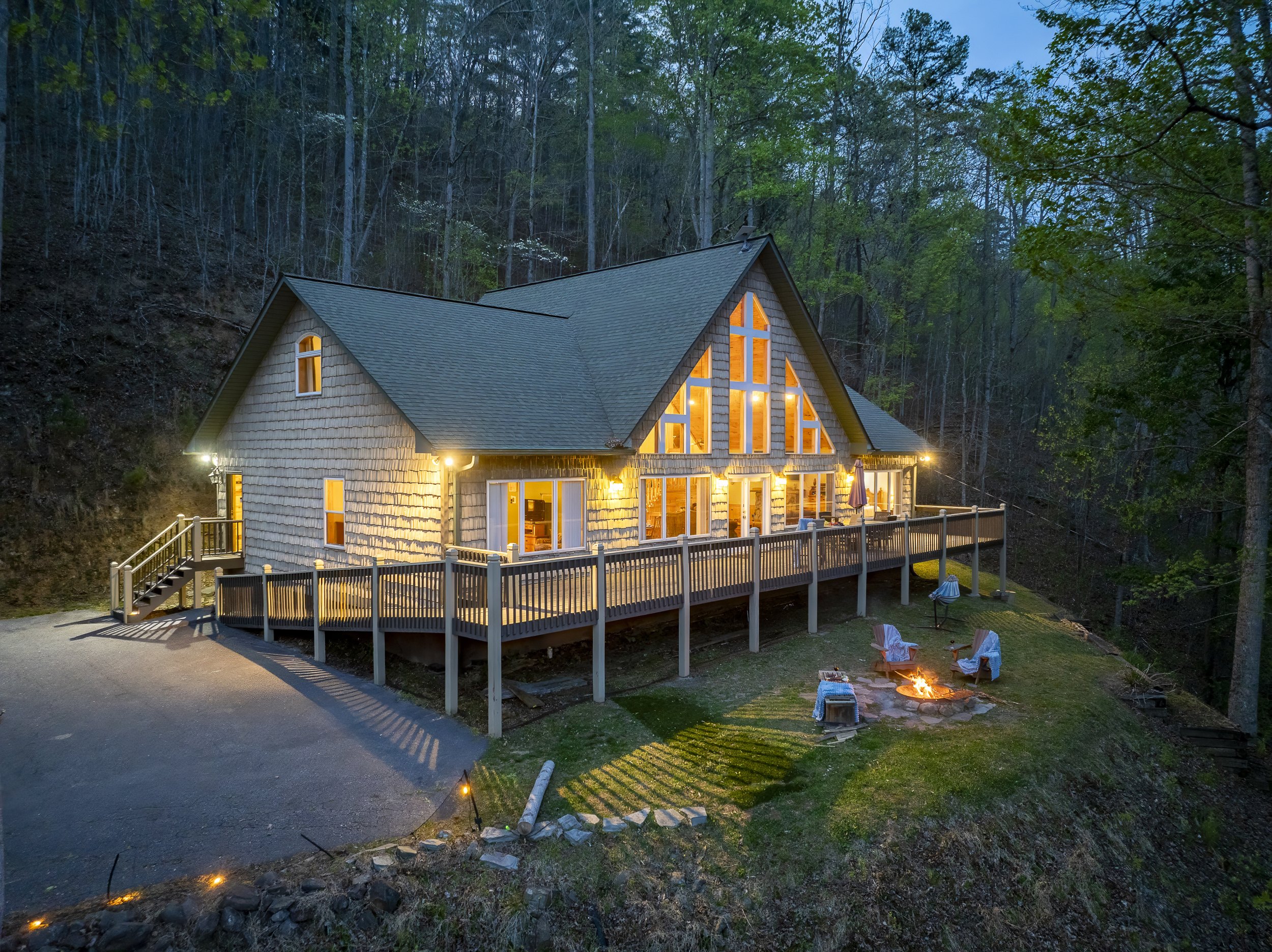 Charming Cabin Retreat: Embrace nature on the spacious deck or gather around the fire pit!