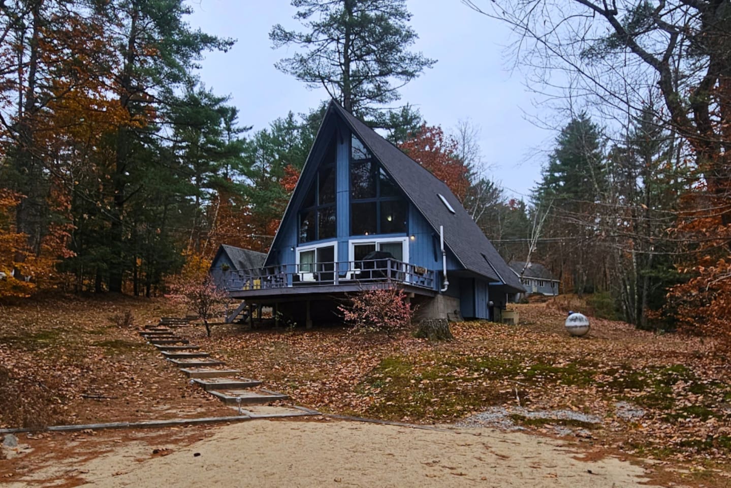 Enjoy the Wonderful views of the lake from this cozy cabin.
