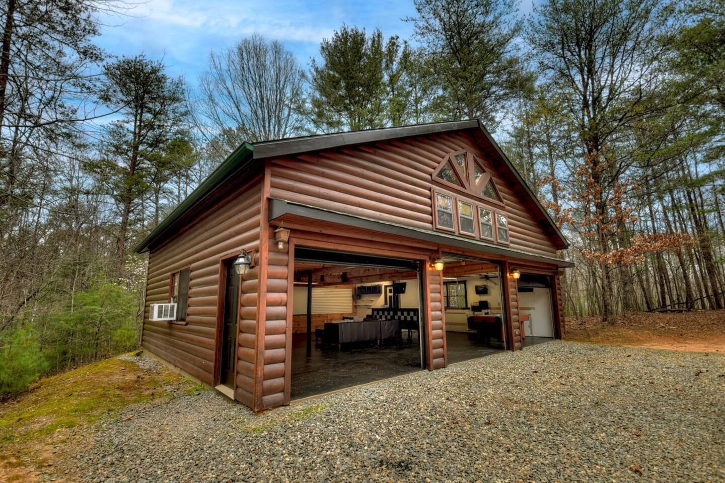 Game room located in front of the house, perfect for entertainment and fun gatherings.