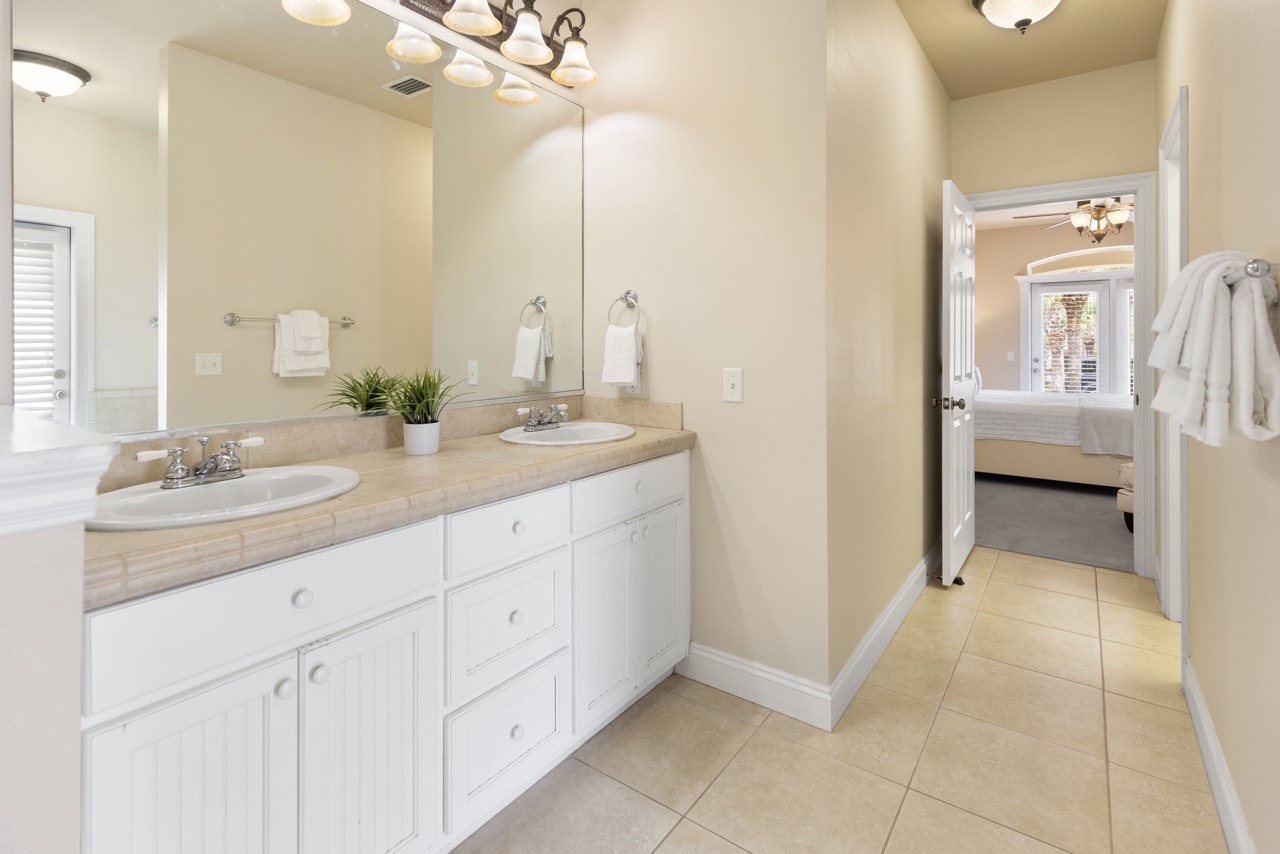 Master Bathroom (1st Floor)