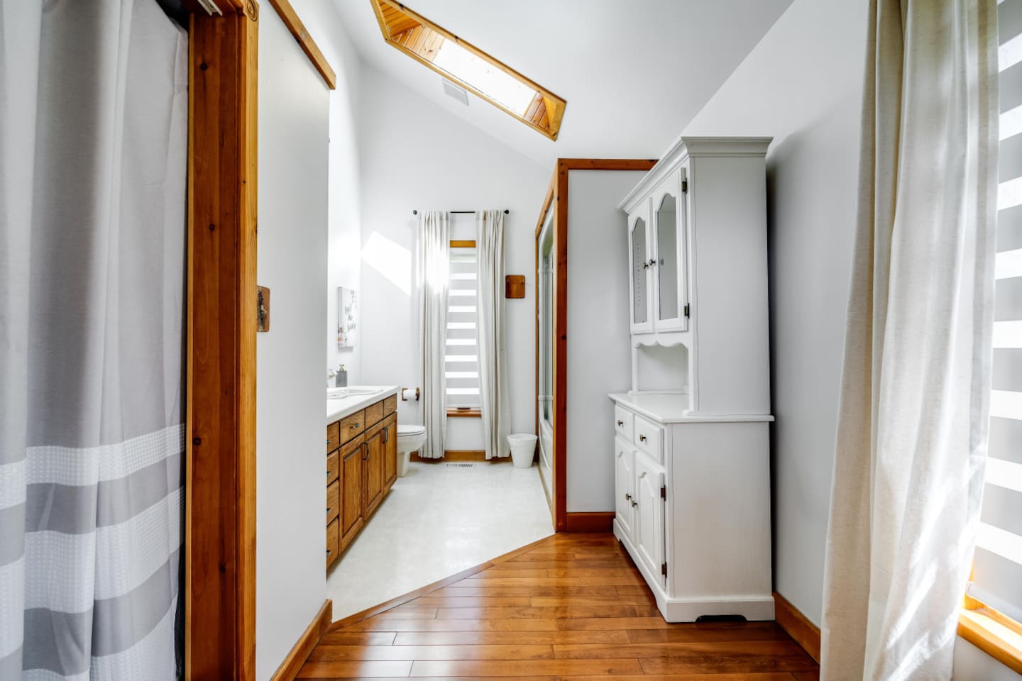 King Bedroom Ensuite Full Bathroom