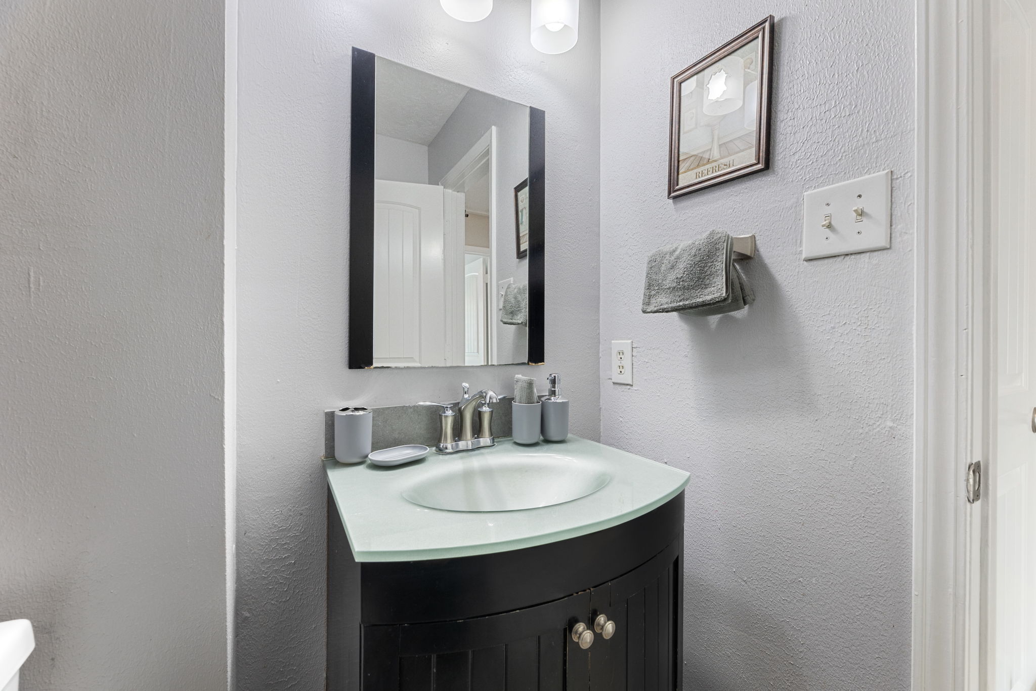 Private full bathroom with shower/tub combo