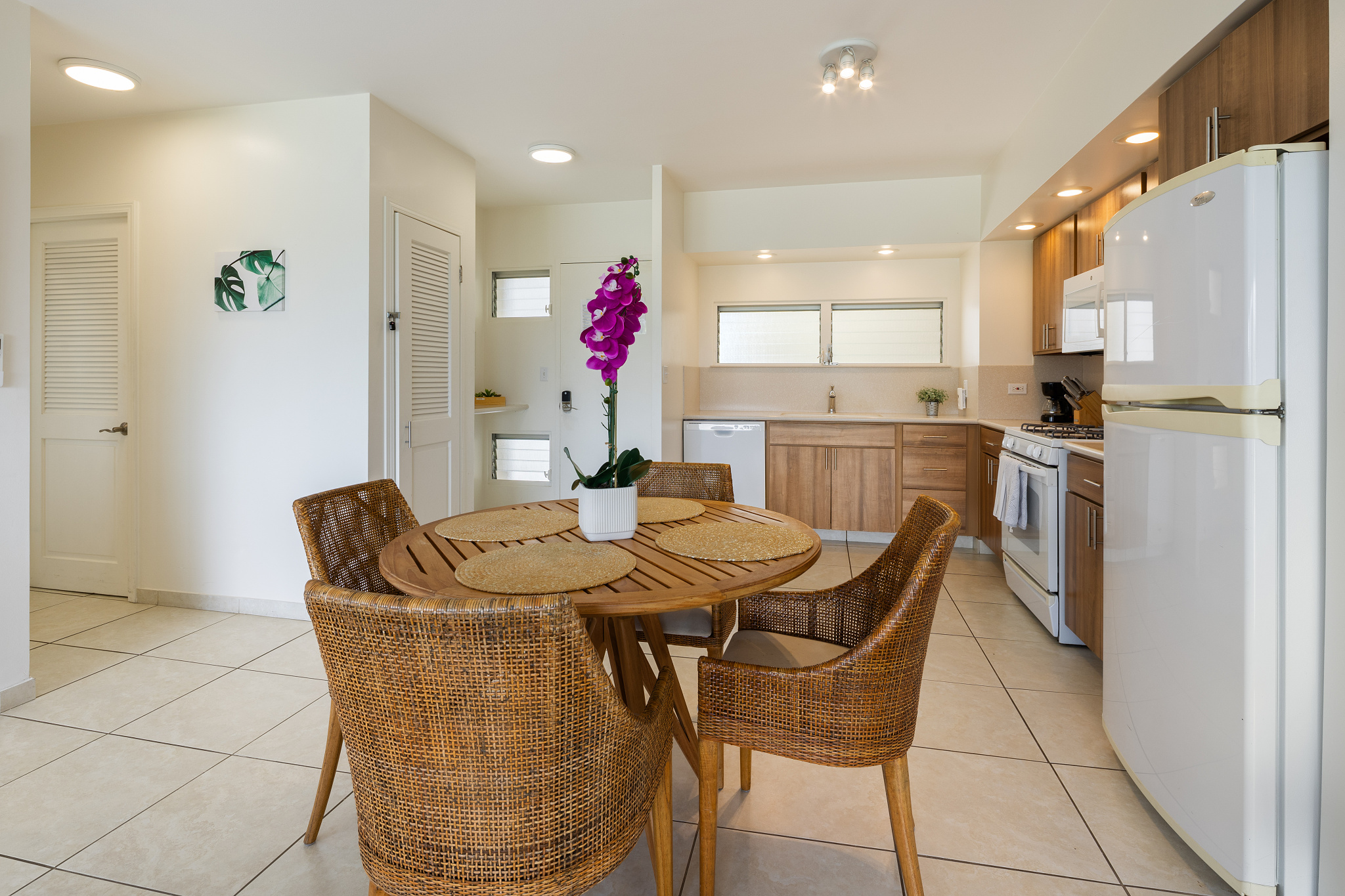 Dining area with seating for 4 adjacent to the kitchen 
