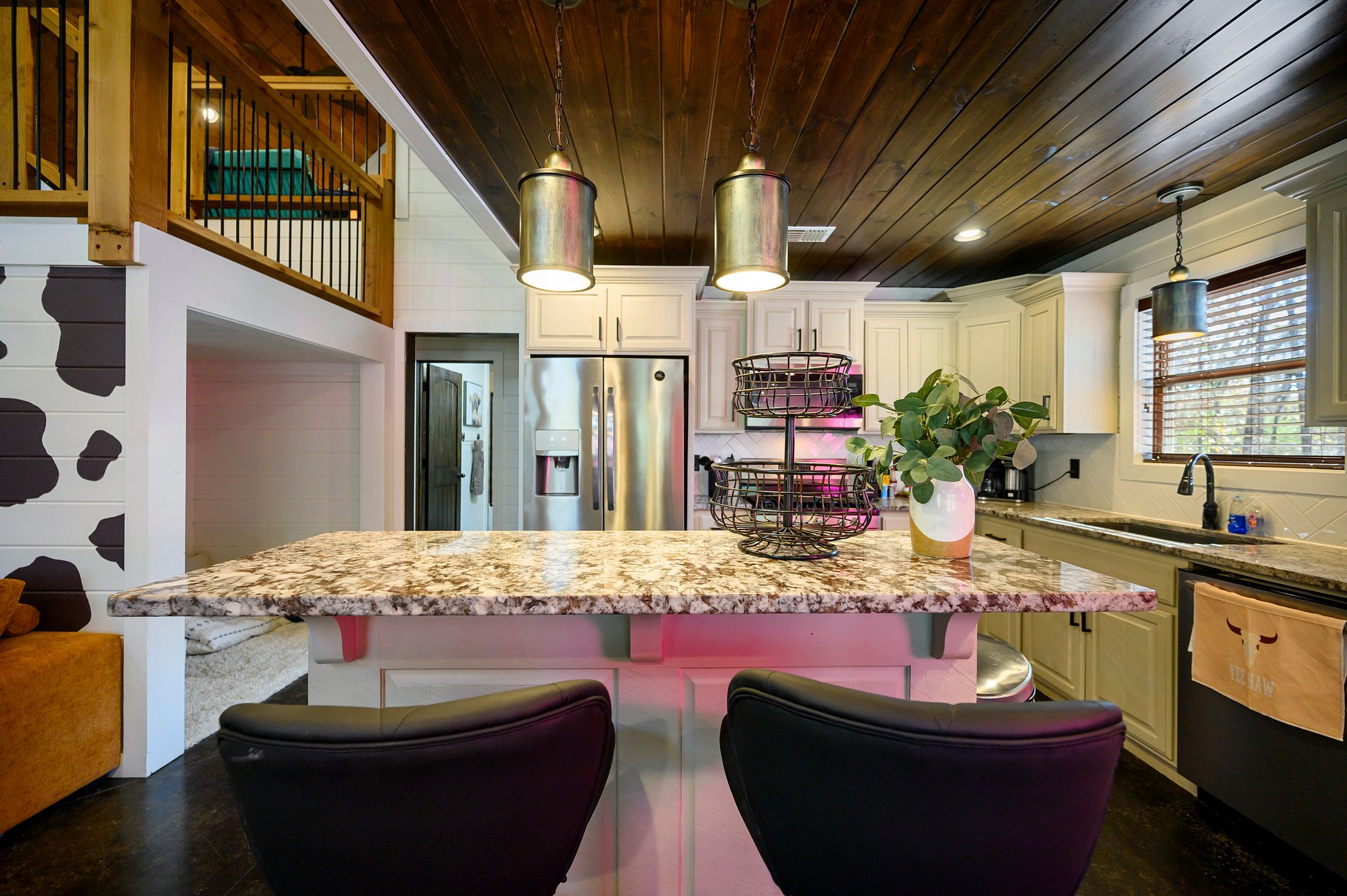 Pull up a seat at the kitchen island with two high chairs – the perfect spot for casual meals, chatting, or enjoying a coffee.
