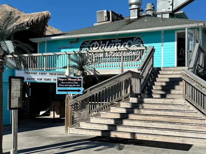 The West End Marina & Restaurants – Dockside dining (5 min drive)