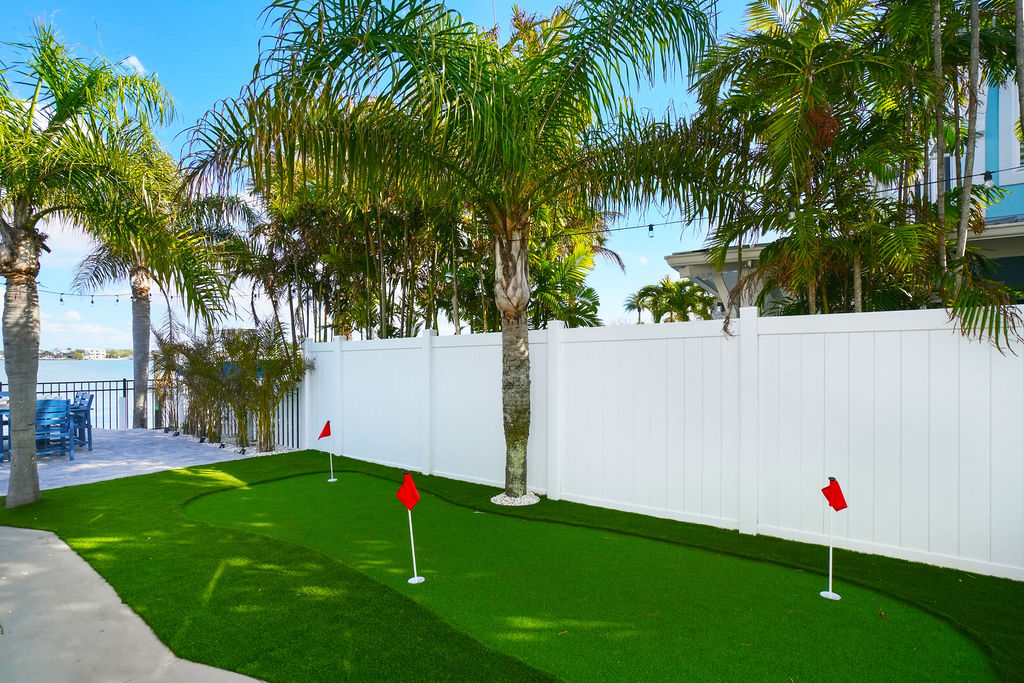 Practice your short game while enjoying the island breeze. The Yacht Club’s private putting green is perfect for a little friendly competition with your crew before heading out for the day.