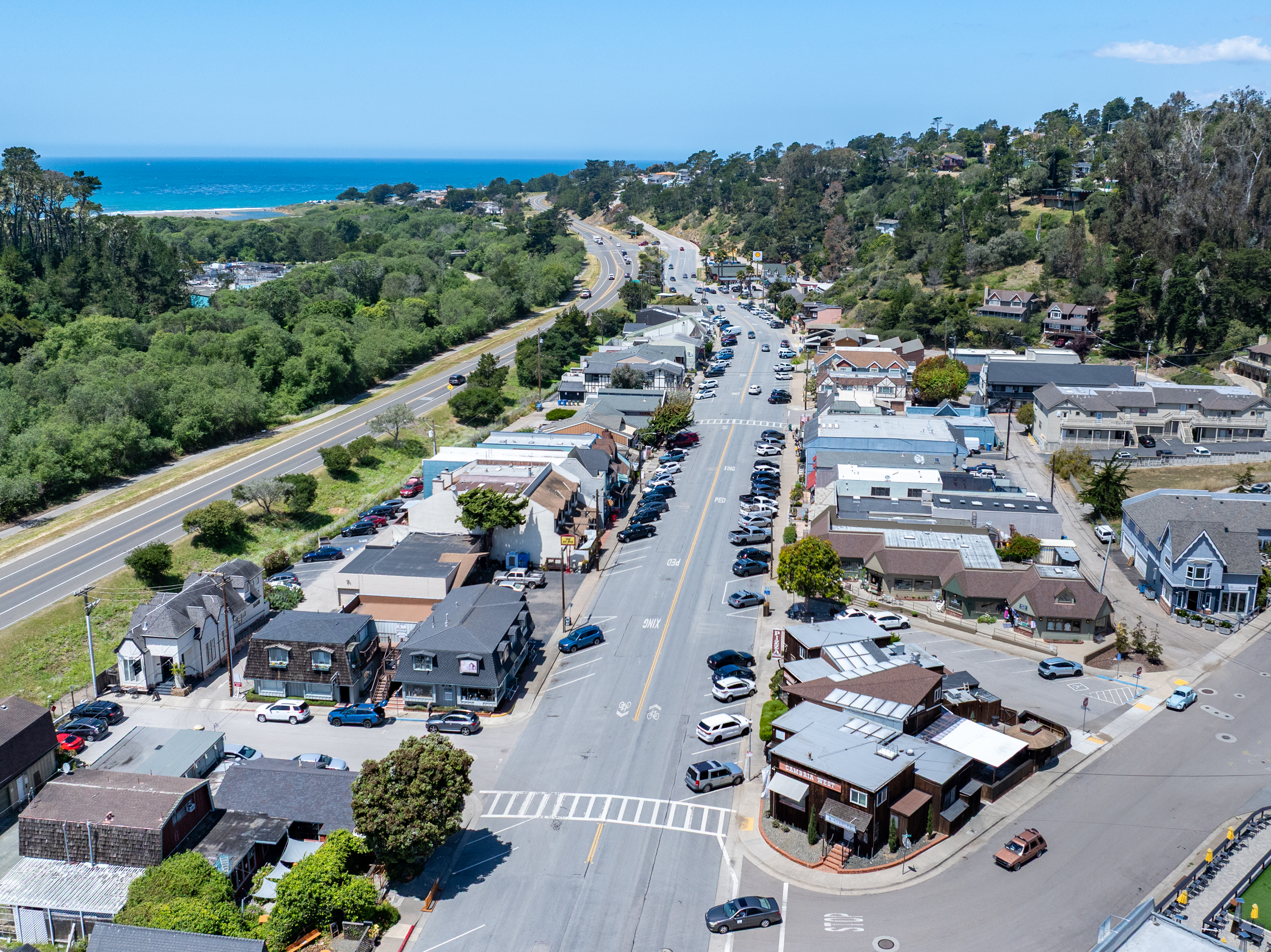 Vibrant neighborhood with steps to downtown.