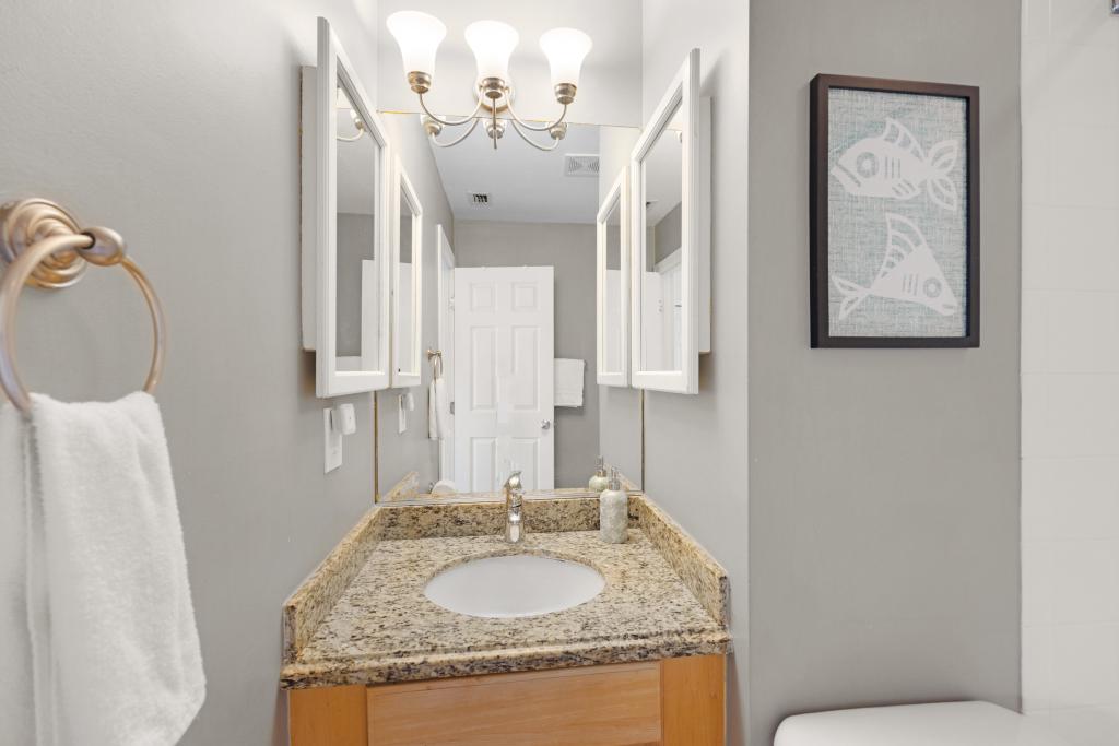 En Suite Guestroom Bath, Upstairs