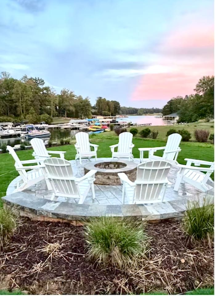 Our favorite thing to do at the end of the day, getting together with friends & family, making s'mores and a big fire and everyone shares stories of the day - it doesn't get any better than that - making memories that last a lifetime!