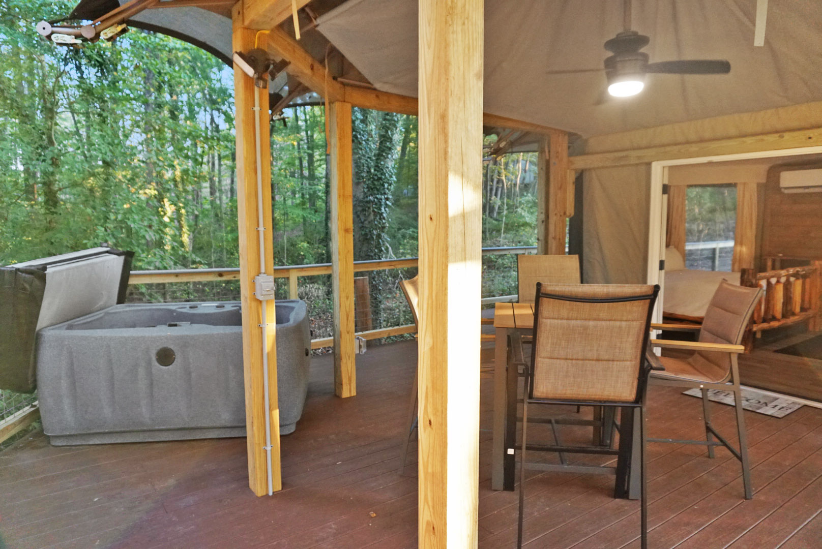 Unwind in the hot tub surrounded by nature and enjoy open-air dining bliss!
