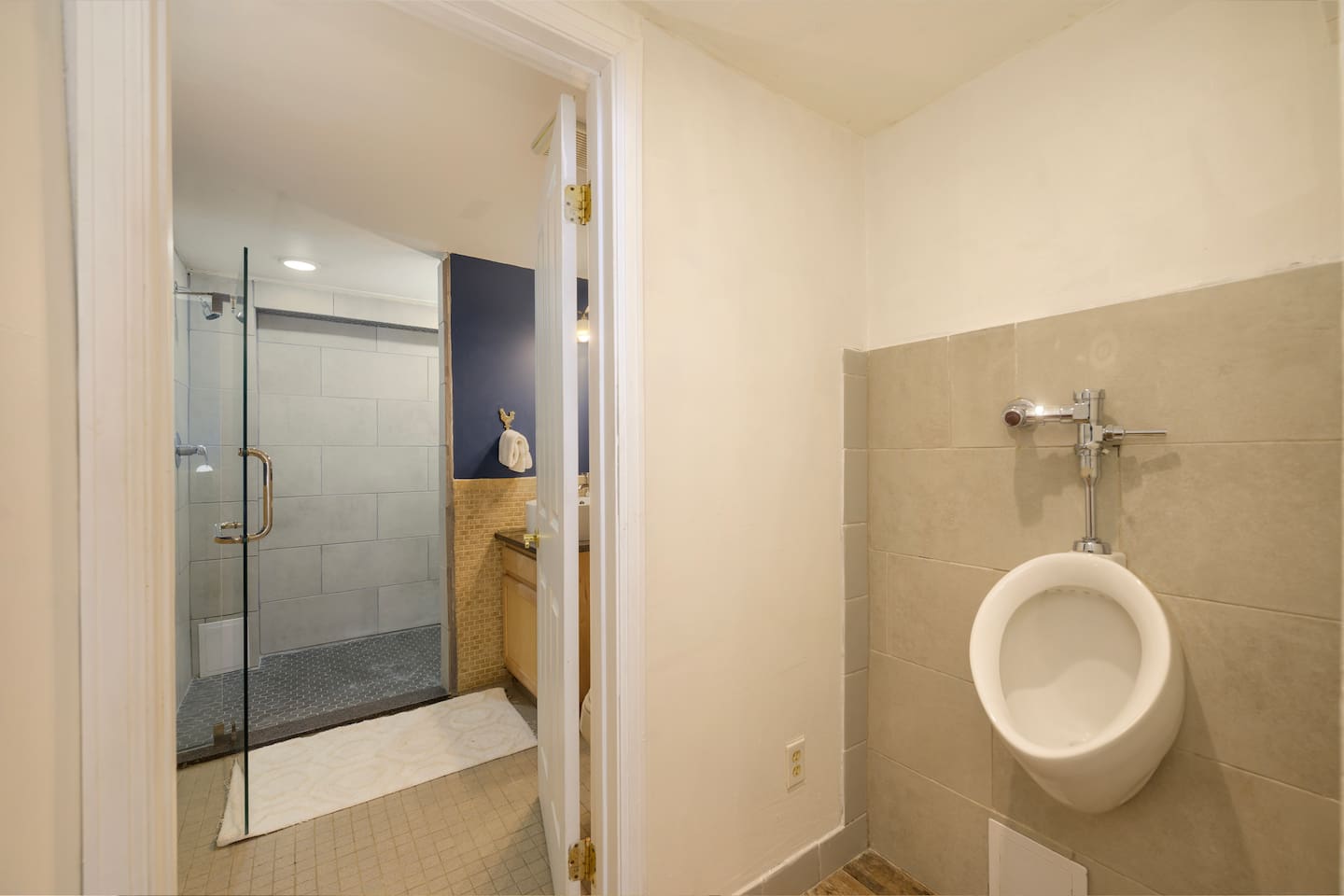 Hallway bath room lower level double shower. 