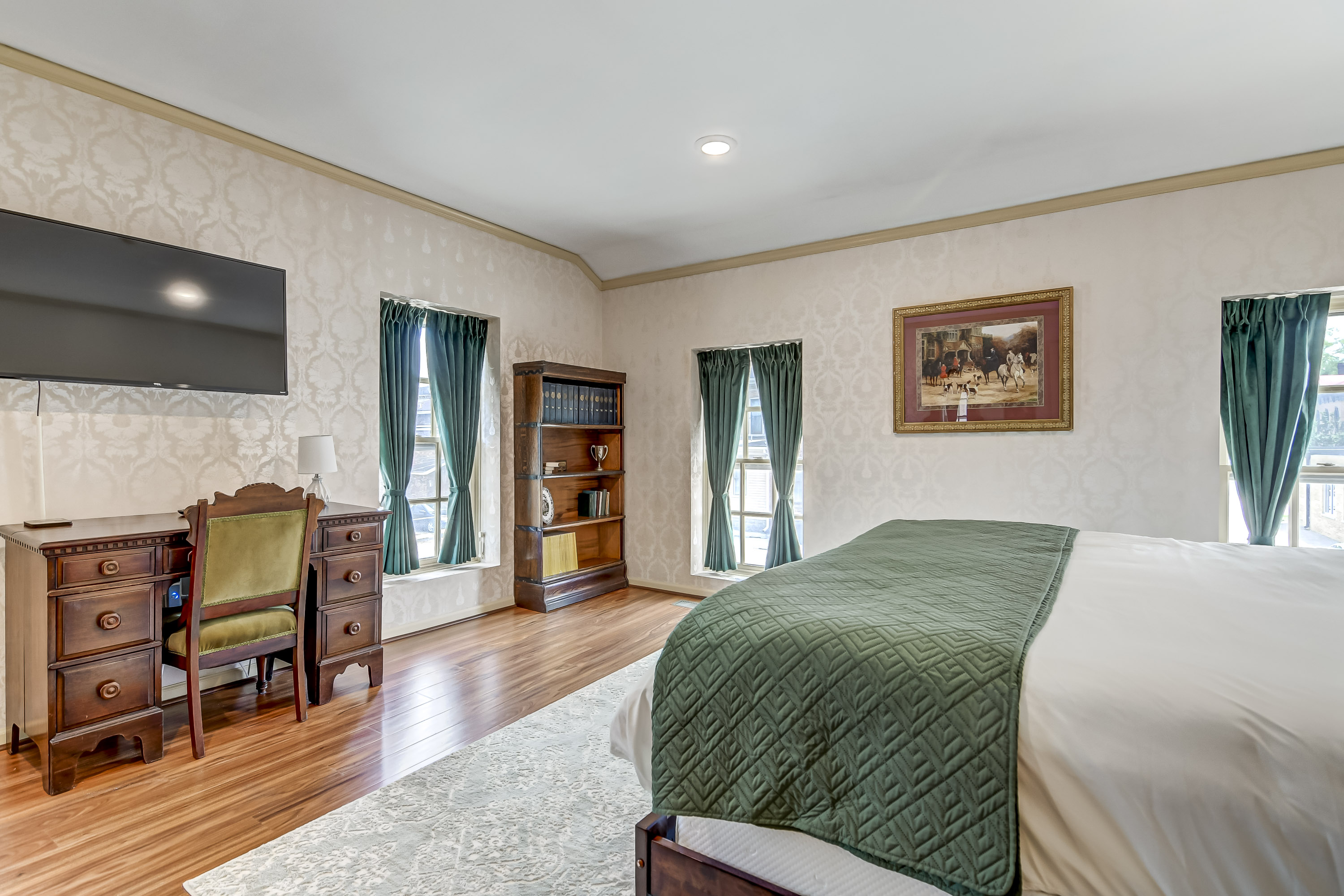 The Bressmer Carriage House - Bedroom 1