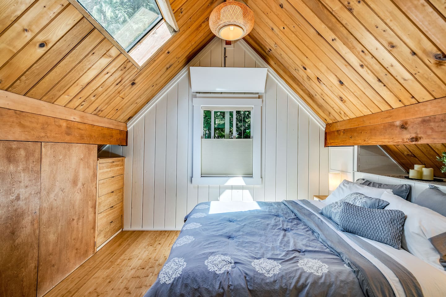 The upstairs bedroom feels like you are in a tree house. The skylight frames the stars at night & birds soaring past during the day.  Remember being a kid, laying in the grass watching the clouds drift by? This room will take you back to that place.