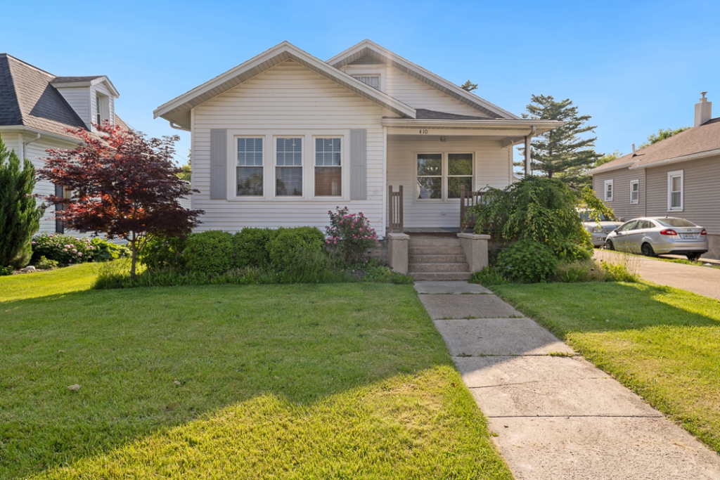 Welcome to Castaway Cottage a charming bungalow style home in the heart of Port Clinton