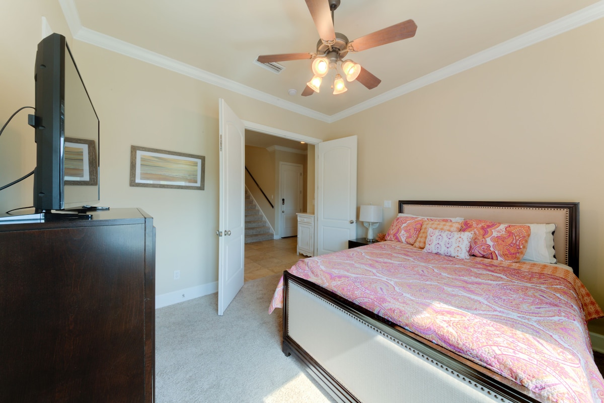 1st floor Queen room