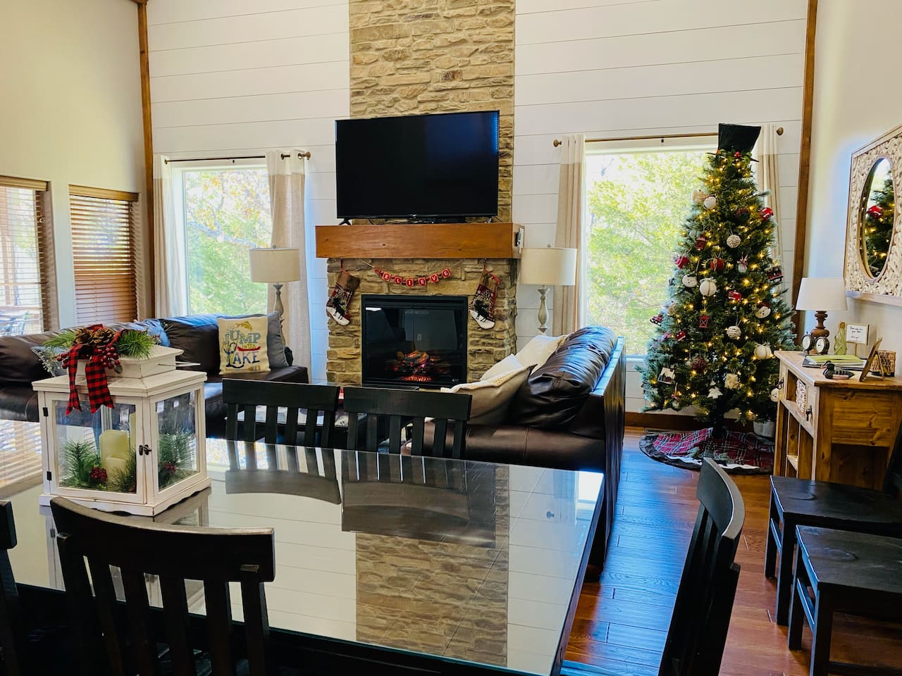 Christmas Decor at Burl Lodge