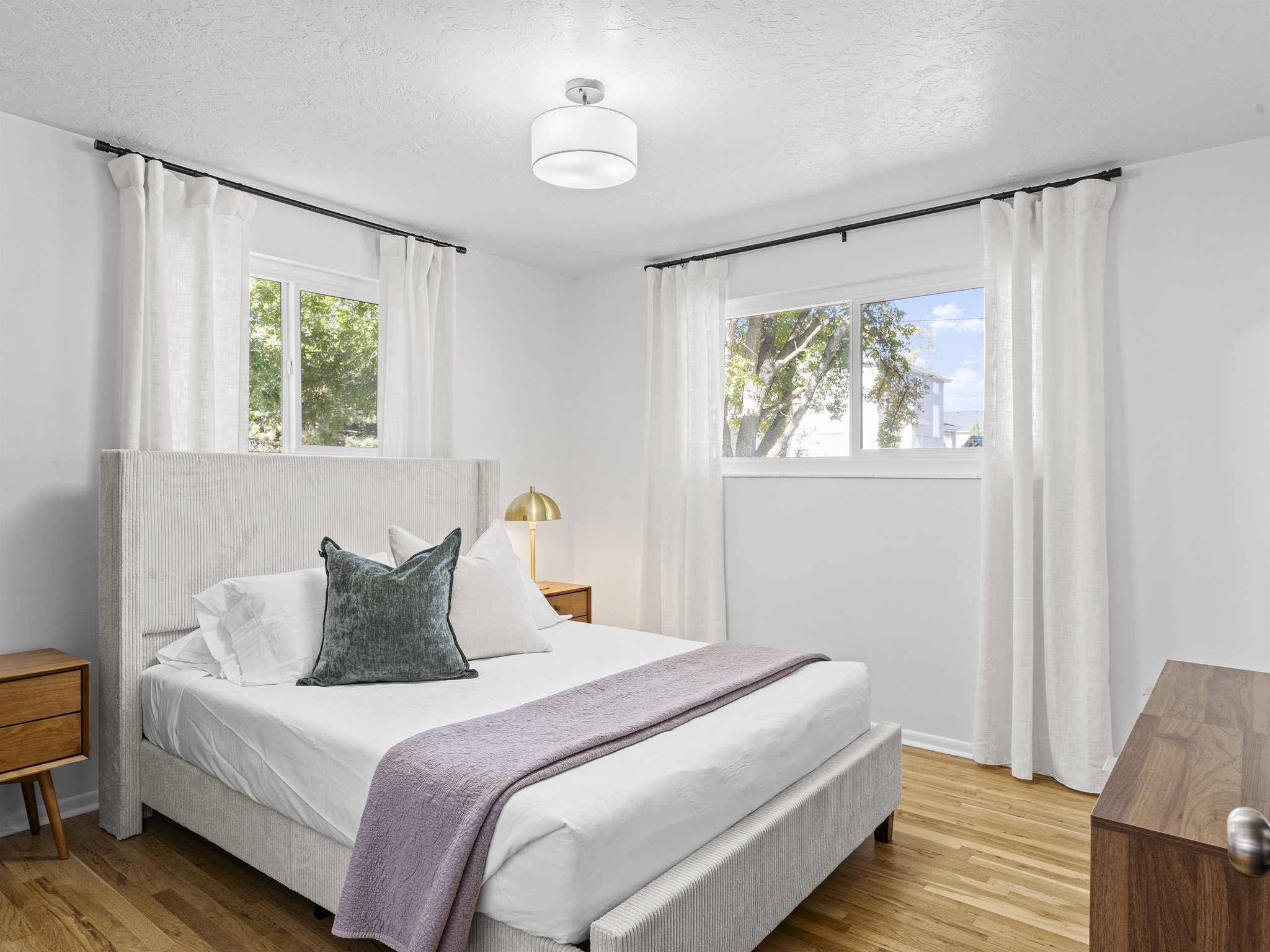 Retro Retreat: Bedroom 1 (Queen)