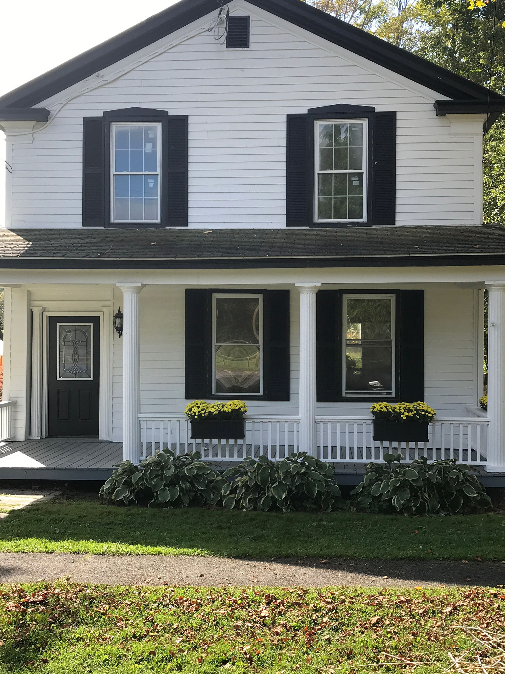 Woods Hollow covered entry / porch welcome you