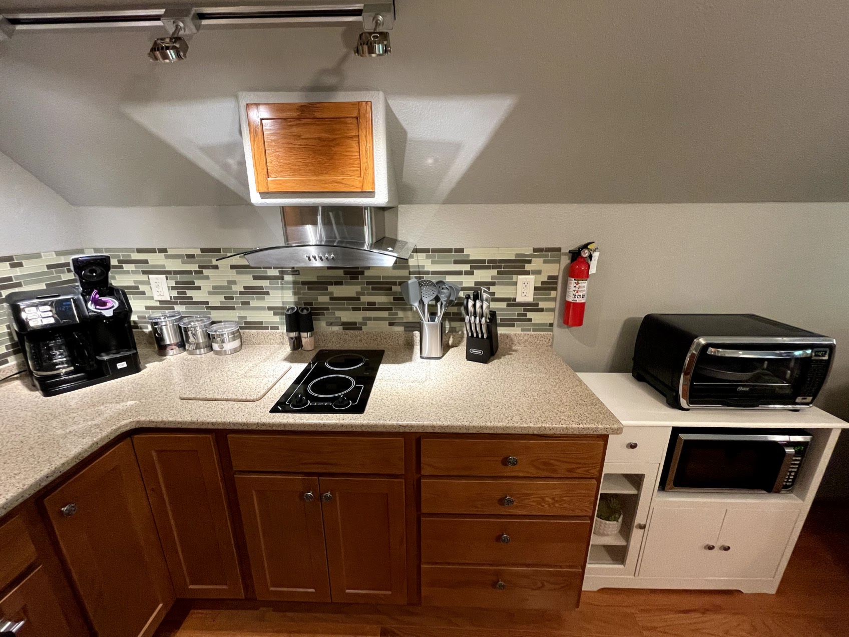 Electric stove, microwave, toaster oven *No Oven*