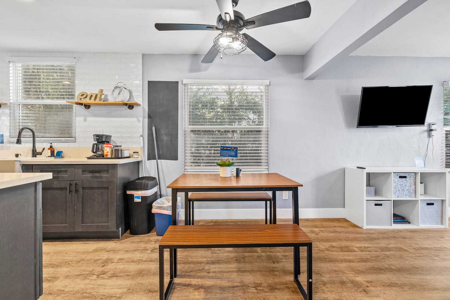 Enjoy meals in our cozy dining area with a refreshing ceiling fan overhead. A perfect spot for gathering and savoring delicious moments during your stay!