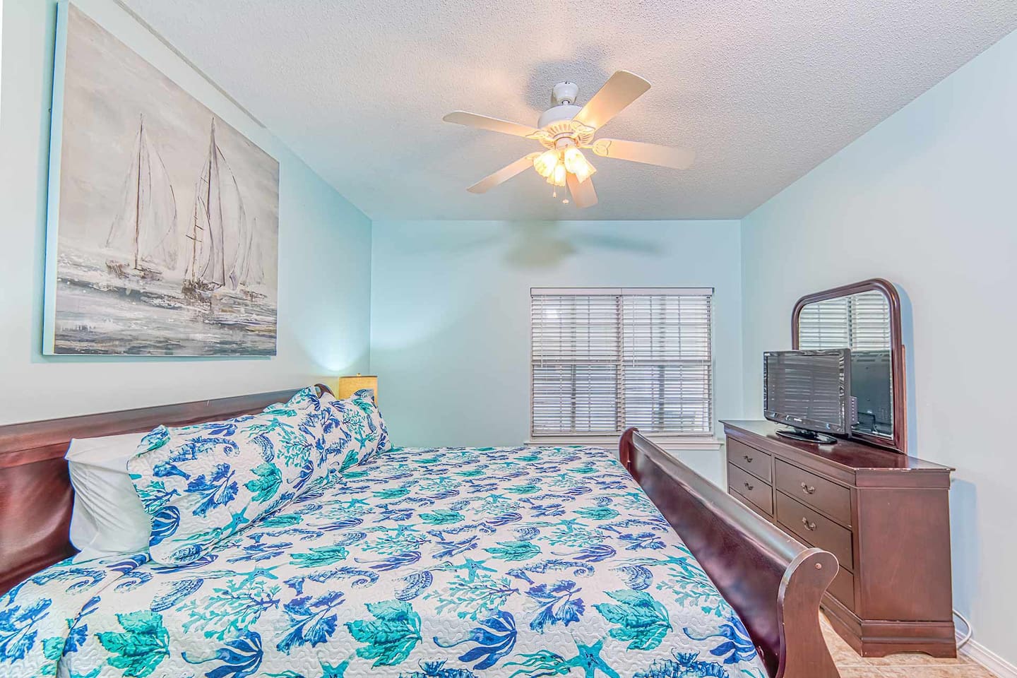 Master Bedroom: Relax in vibrant decor, with beachy tones and a comfy king bed awaiting your retreat!