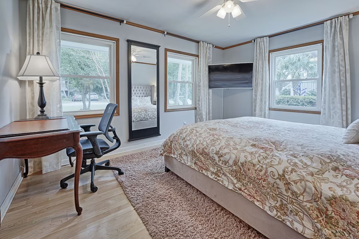 25 21st Avenue | Seas the Day | King Room | IOP Escapes