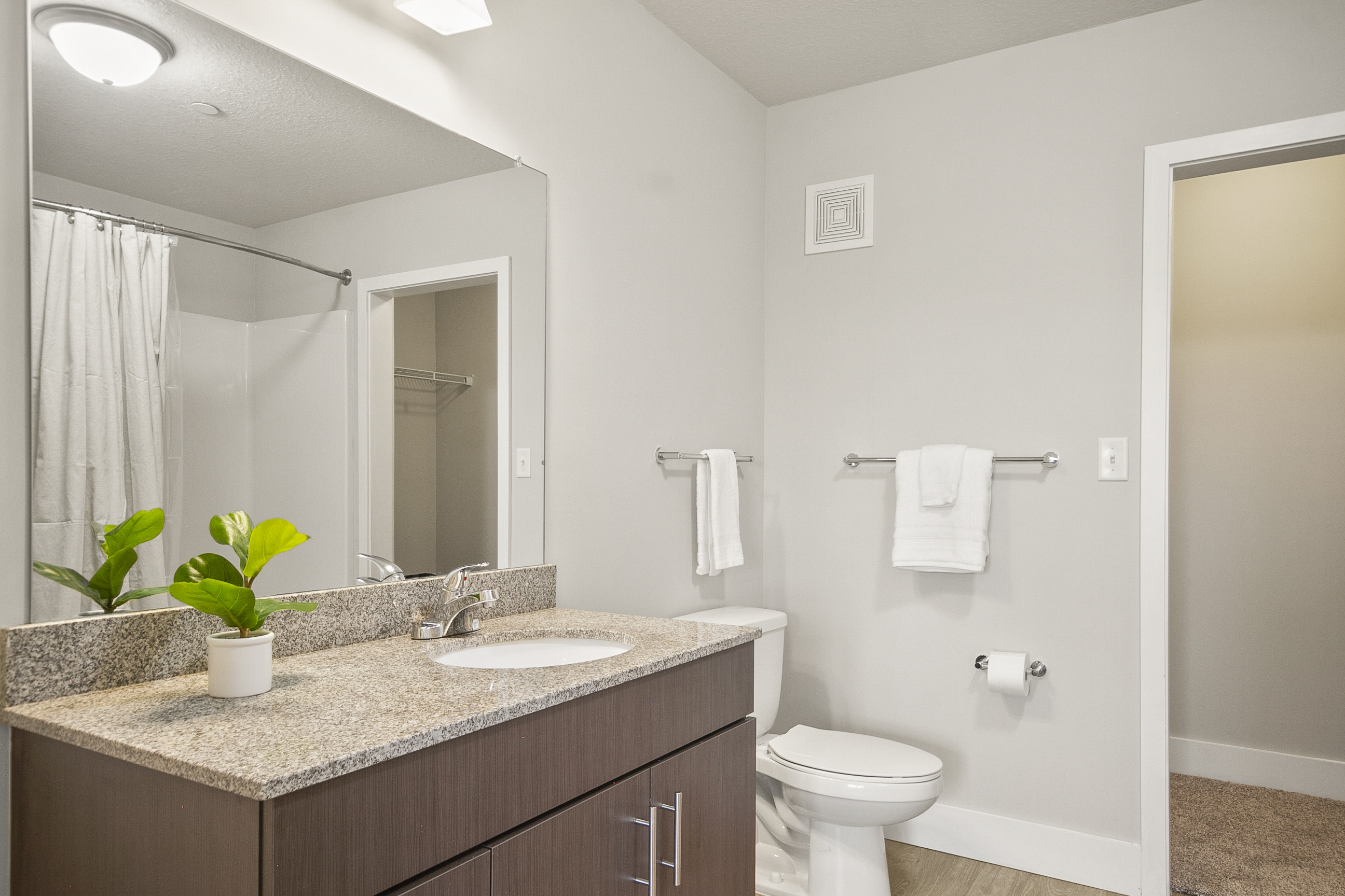King Bathroom 2
