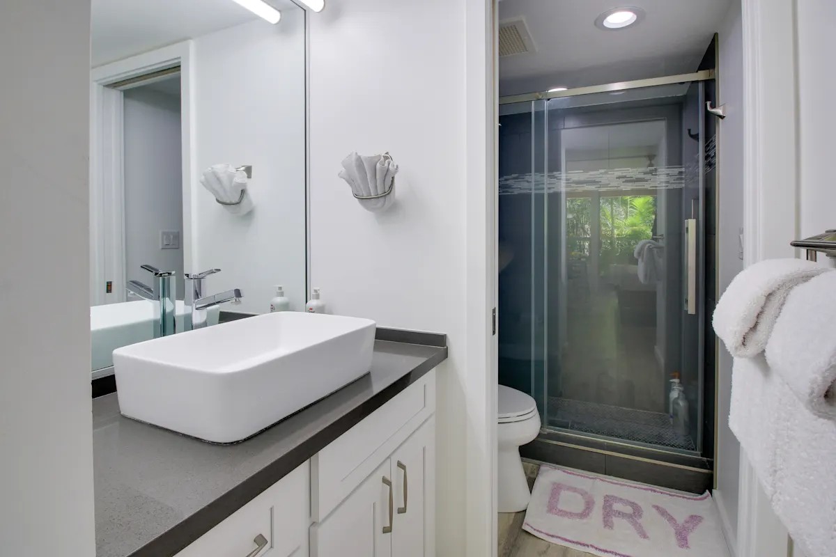 Bathroom 2 (Studio) Full Bathroom